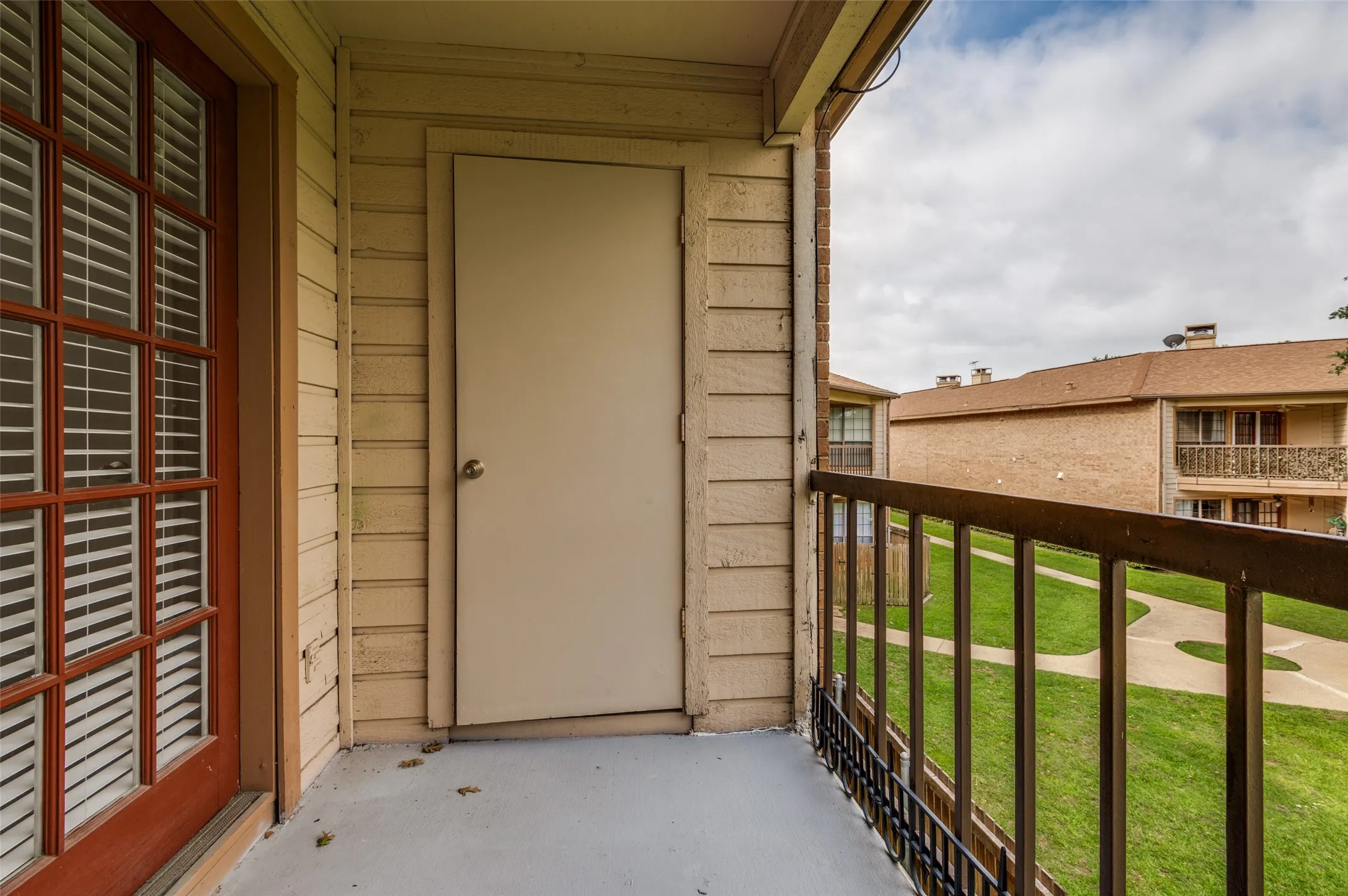 Condominium For Sale in Dallas County , 16301 Ledgemont Lane 277, Addison, Texas 75001, 1 Bedroom, 1 Bathroom, Garage spaces, 746 Sqft, built in 1982, mls#21296468, Real Estate Agent in Addison, Homes For Sale in Dallas county, Homes For Sale in Addison, Realtor in Addison Texas, Real Estate Brokerage Independent Realty Texas, Luminita Cordes Realtor
