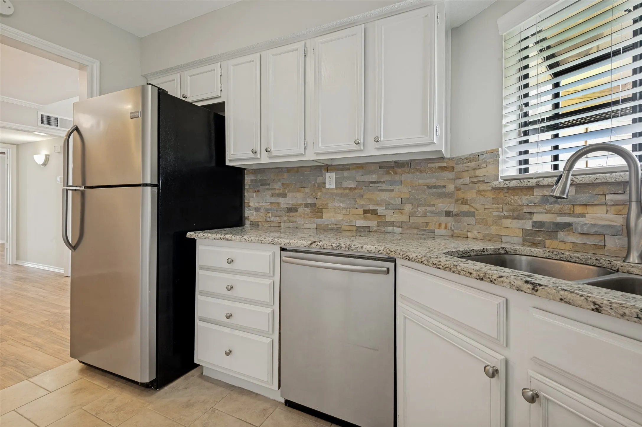 Condominium For Sale in Dallas County , 16301 Ledgemont Lane 277, Addison, Texas 75001, 1 Bedroom, 1 Bathroom, Garage spaces, 746 Sqft, built in 1982, mls#21296468, Real Estate Agent in Addison, Homes For Sale in Dallas county, Homes For Sale in Addison, Realtor in Addison Texas, Real Estate Brokerage Independent Realty Texas, Luminita Cordes Realtor