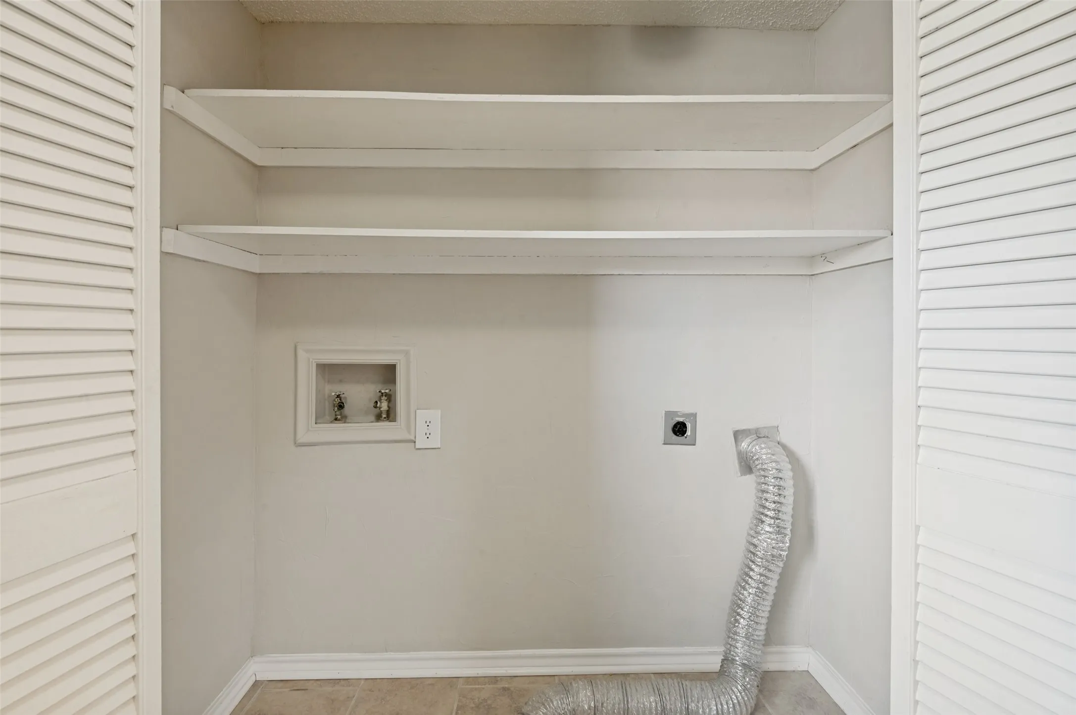 Condominium For Sale in Dallas County , 16301 Ledgemont Lane 277, Addison, Texas 75001, 1 Bedroom, 1 Bathroom, Garage spaces, 746 Sqft, built in 1982, mls#21296468, Real Estate Agent in Addison, Homes For Sale in Dallas county, Homes For Sale in Addison, Realtor in Addison Texas, Real Estate Brokerage Independent Realty Texas, Luminita Cordes Realtor
