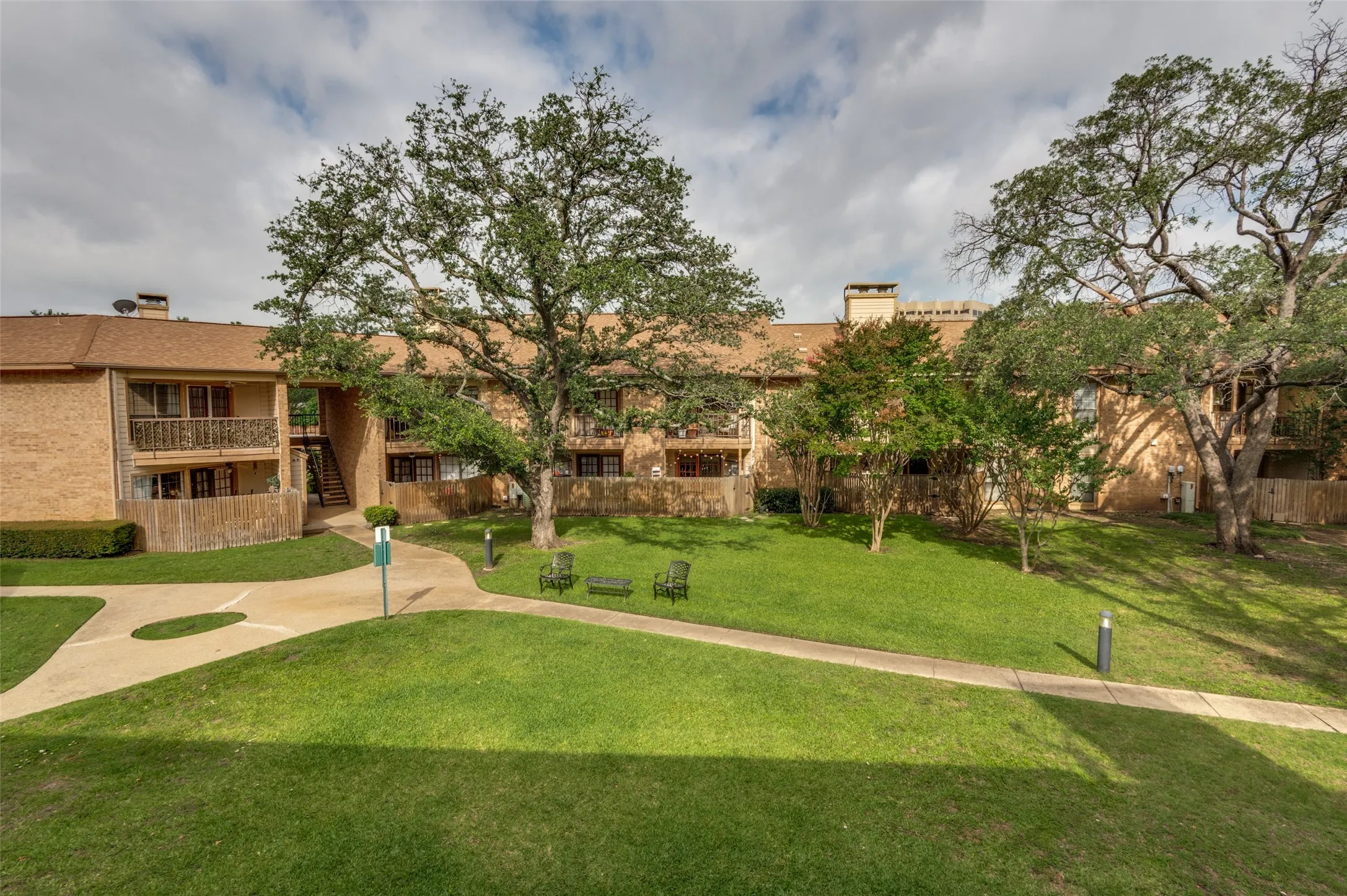 Condominium For Sale in Dallas County , 16301 Ledgemont Lane 277, Addison, Texas 75001, 1 Bedroom, 1 Bathroom, Garage spaces, 746 Sqft, built in 1982, mls#21296468, Real Estate Agent in Addison, Homes For Sale in Dallas county, Homes For Sale in Addison, Realtor in Addison Texas, Real Estate Brokerage Independent Realty Texas, Luminita Cordes Realtor