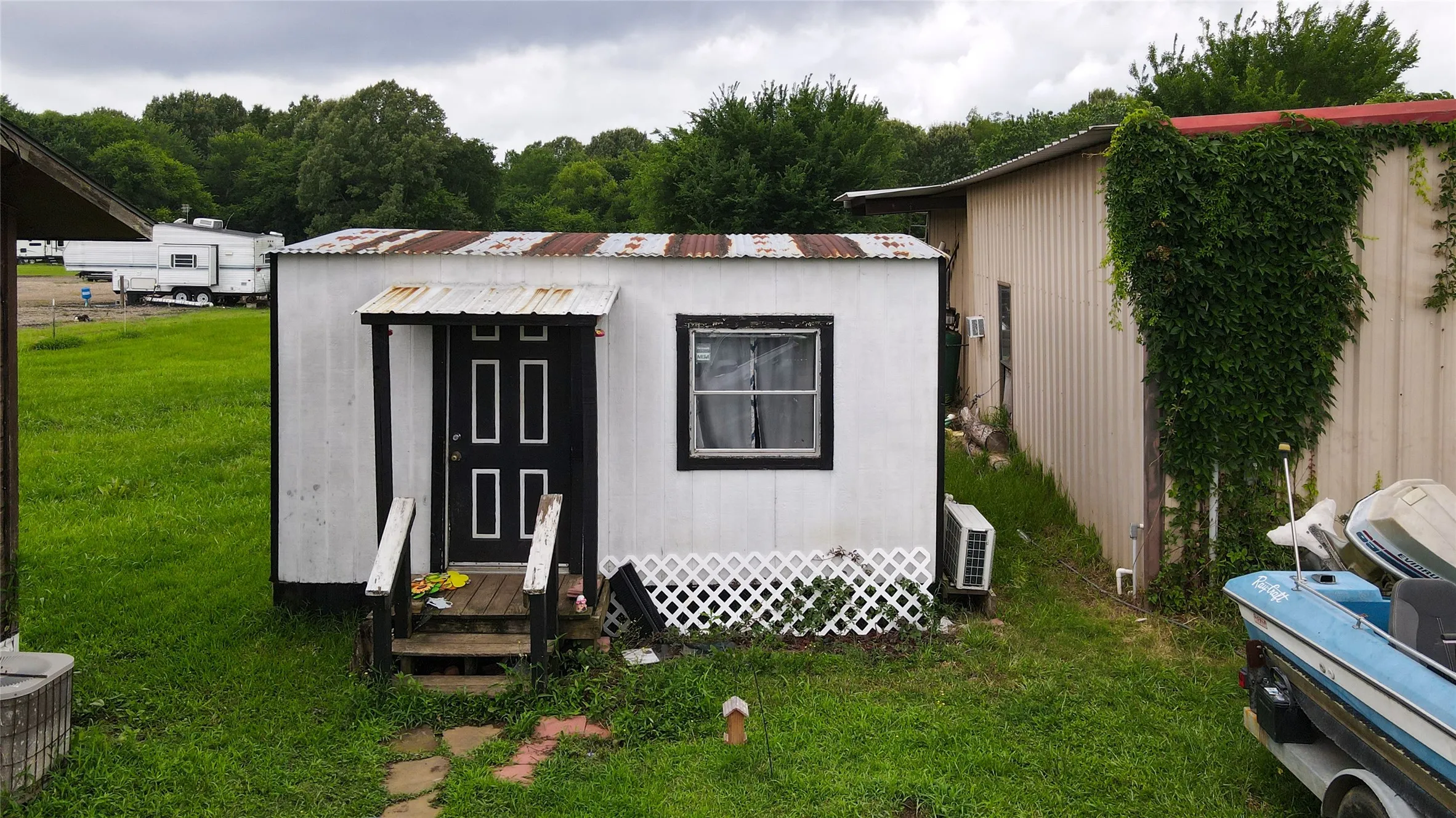 Single Family Residence For Sale in Titus County , 2380 FM 21, Pittsburg, Texas 75686, 3 Bedrooms, 3 Bathrooms, Garage spaces, 3,100 Sqft, built in 2001, Price $150,000, mls#21295643, Real Estate Agent in Pittsburg, Homes For Sale in Titus county, Homes For Sale in Pittsburg, Realtor in Pittsburg Texas, Real Estate Brokerage Independent Realty Texas, Luminita Cordes Realtor