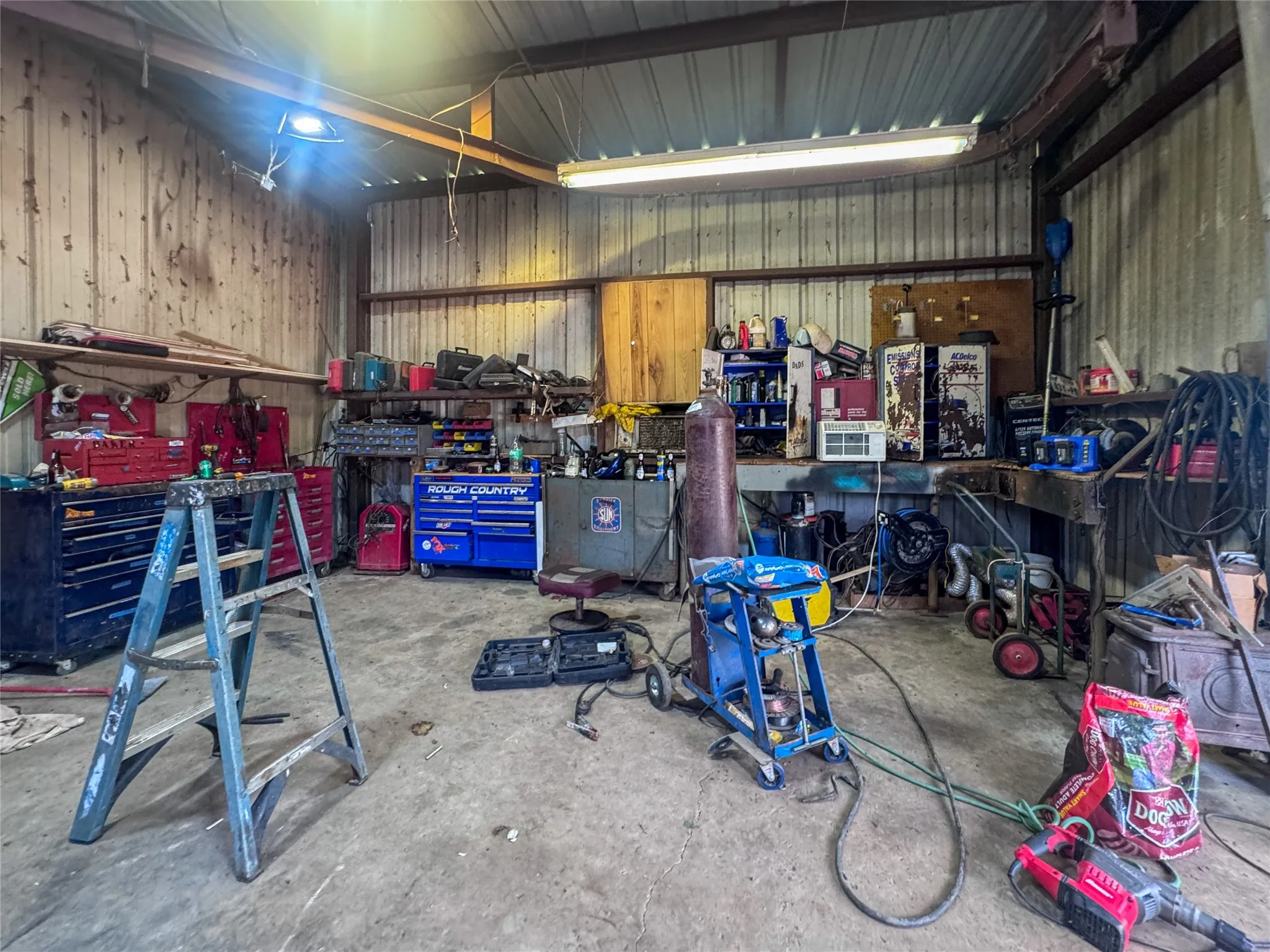 Single Family Residence For Sale in Titus County , 2380 FM 21, Pittsburg, Texas 75686, 3 Bedrooms, 3 Bathrooms, Garage spaces, 3,100 Sqft, built in 2001, Price $150,000, mls#21295643, Real Estate Agent in Pittsburg, Homes For Sale in Titus county, Homes For Sale in Pittsburg, Realtor in Pittsburg Texas, Real Estate Brokerage Independent Realty Texas, Luminita Cordes Realtor