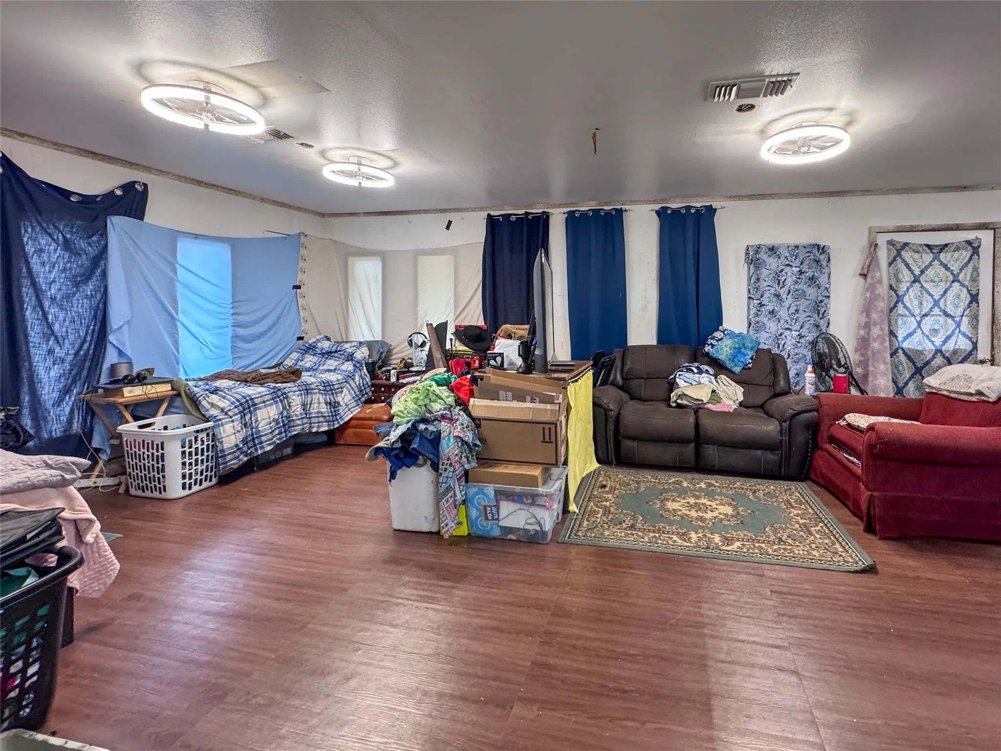 Single Family Residence For Sale in Titus County , 2380 FM 21, Pittsburg, Texas 75686, 3 Bedrooms, 3 Bathrooms, Garage spaces, 3,100 Sqft, built in 2001, Price $150,000, mls#21295643, Real Estate Agent in Pittsburg, Homes For Sale in Titus county, Homes For Sale in Pittsburg, Realtor in Pittsburg Texas, Real Estate Brokerage Independent Realty Texas, Luminita Cordes Realtor