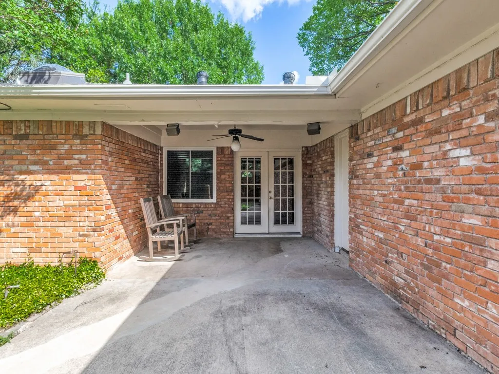 Covered patio area, accessed from Family Room