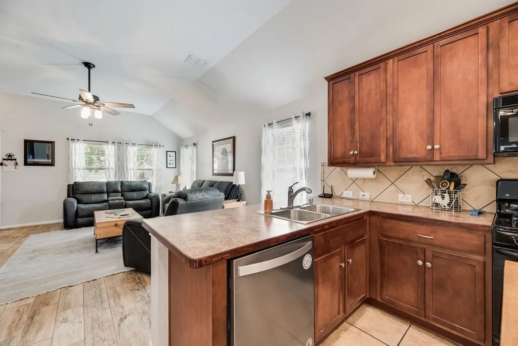 Single Family Residence For Sale in Tarrant County , 13708 Trail Break Drive, Fort Worth, Texas 76052, 3 Bedroom, 2 Bathroom, 2 Garage spaces, 1,664 Sqft, built in 2005, mls#21296500, Real Estate Agent in Fort Worth, Homes For Sale in Tarrant county, Homes For Sale in Fort Worth, Realtor in Fort Worth Texas, Real Estate Brokerage Independent Realty Texas, Luminita Cordes Realtor
