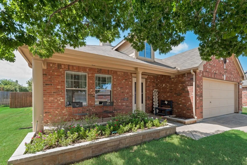 Single Family Residence For Sale in Tarrant County , 13708 Trail Break Drive, Fort Worth, Texas 76052, 3 Bedroom, 2 Bathroom, 2 Garage spaces, 1,664 Sqft, built in 2005, mls#21296500, Real Estate Agent in Fort Worth, Homes For Sale in Tarrant county, Homes For Sale in Fort Worth, Realtor in Fort Worth Texas, Real Estate Brokerage Independent Realty Texas, Luminita Cordes Realtor