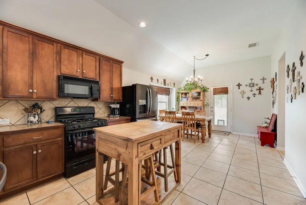 Single Family Residence For Sale in Tarrant County , 13708 Trail Break Drive, Fort Worth, Texas 76052, 3 Bedroom, 2 Bathroom, 2 Garage spaces, 1,664 Sqft, built in 2005, mls#21296500, Real Estate Agent in Fort Worth, Homes For Sale in Tarrant county, Homes For Sale in Fort Worth, Realtor in Fort Worth Texas, Real Estate Brokerage Independent Realty Texas, Luminita Cordes Realtor