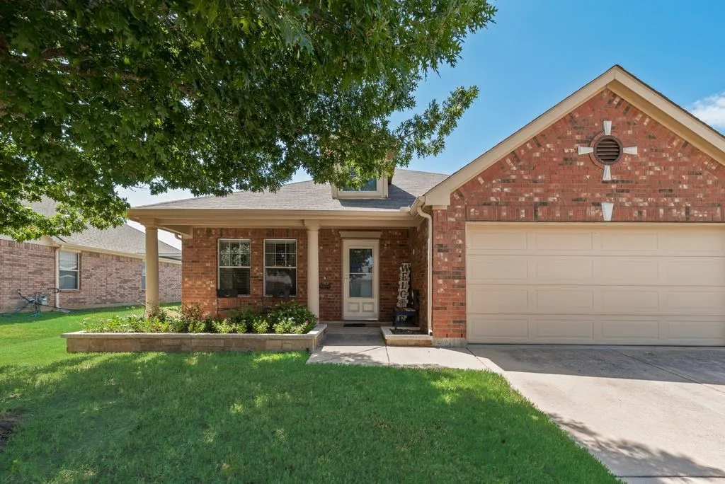 Single Family Residence For Sale in Tarrant County , 13708 Trail Break Drive, Fort Worth, Texas 76052, 3 Bedroom, 2 Bathroom, 2 Garage spaces, 1,664 Sqft, built in 2005, mls#21296500, Real Estate Agent in Fort Worth, Homes For Sale in Tarrant county, Homes For Sale in Fort Worth, Realtor in Fort Worth Texas, Real Estate Brokerage Independent Realty Texas, Luminita Cordes Realtor