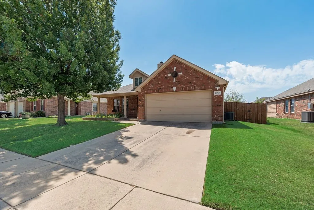 Single Family Residence For Sale in Tarrant County , 13708 Trail Break Drive, Fort Worth, Texas 76052, 3 Bedroom, 2 Bathroom, 2 Garage spaces, 1,664 Sqft, built in 2005, mls#21296500, Real Estate Agent in Fort Worth, Homes For Sale in Tarrant county, Homes For Sale in Fort Worth, Realtor in Fort Worth Texas, Real Estate Brokerage Independent Realty Texas, Luminita Cordes Realtor