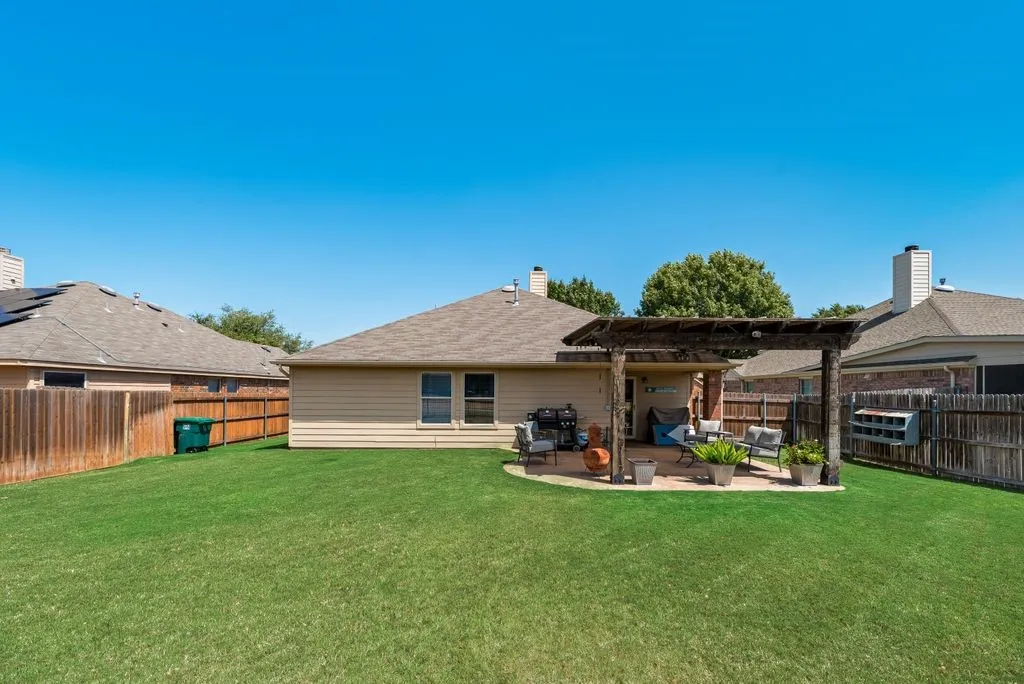 Single Family Residence For Sale in Tarrant County , 13708 Trail Break Drive, Fort Worth, Texas 76052, 3 Bedroom, 2 Bathroom, 2 Garage spaces, 1,664 Sqft, built in 2005, mls#21296500, Real Estate Agent in Fort Worth, Homes For Sale in Tarrant county, Homes For Sale in Fort Worth, Realtor in Fort Worth Texas, Real Estate Brokerage Independent Realty Texas, Luminita Cordes Realtor