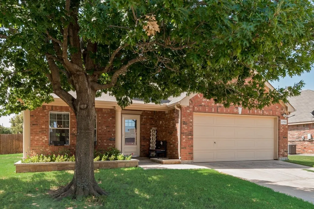 Single Family Residence For Sale in Tarrant County , 13708 Trail Break Drive, Fort Worth, Texas 76052, 3 Bedroom, 2 Bathroom, 2 Garage spaces, 1,664 Sqft, built in 2005, mls#21296500, Real Estate Agent in Fort Worth, Homes For Sale in Tarrant county, Homes For Sale in Fort Worth, Realtor in Fort Worth Texas, Real Estate Brokerage Independent Realty Texas, Luminita Cordes Realtor