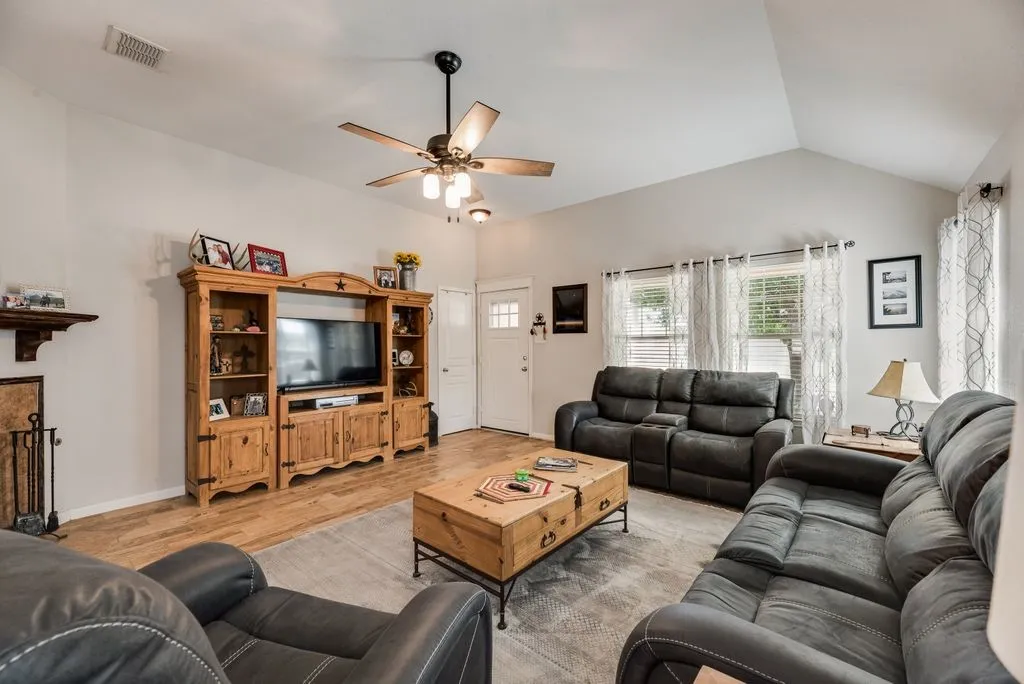 Single Family Residence For Sale in Tarrant County , 13708 Trail Break Drive, Fort Worth, Texas 76052, 3 Bedroom, 2 Bathroom, 2 Garage spaces, 1,664 Sqft, built in 2005, mls#21296500, Real Estate Agent in Fort Worth, Homes For Sale in Tarrant county, Homes For Sale in Fort Worth, Realtor in Fort Worth Texas, Real Estate Brokerage Independent Realty Texas, Luminita Cordes Realtor