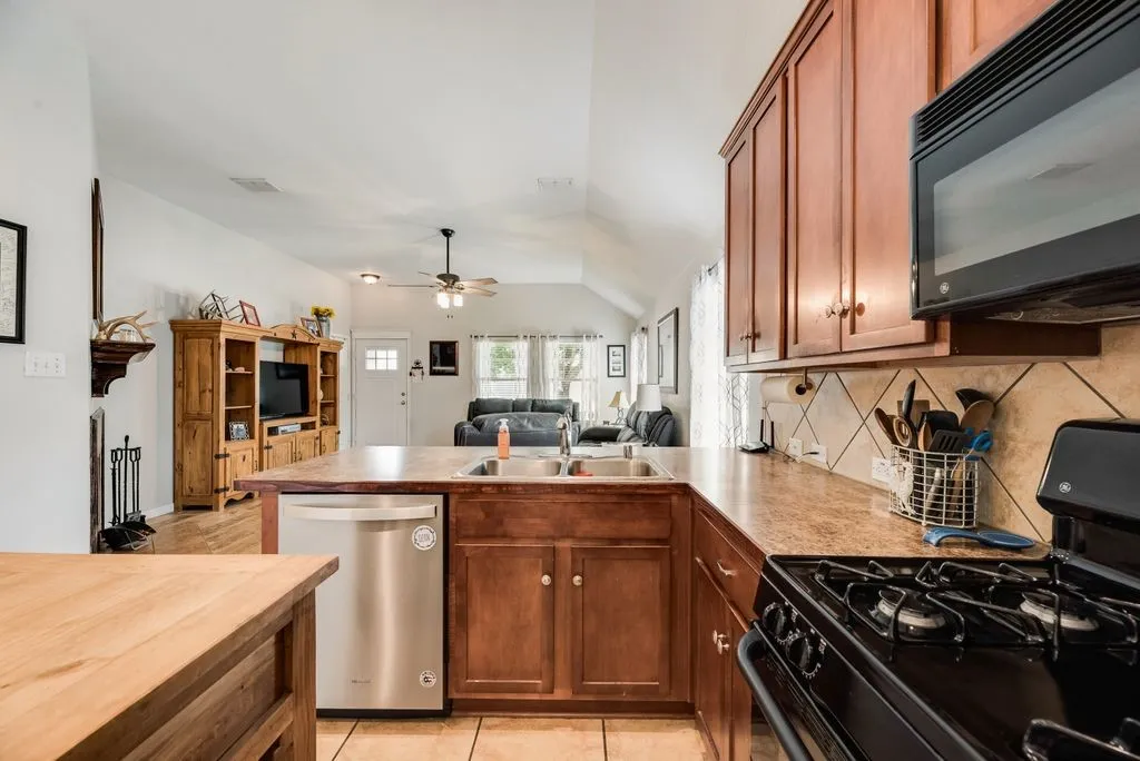 Single Family Residence For Sale in Tarrant County , 13708 Trail Break Drive, Fort Worth, Texas 76052, 3 Bedroom, 2 Bathroom, 2 Garage spaces, 1,664 Sqft, built in 2005, mls#21296500, Real Estate Agent in Fort Worth, Homes For Sale in Tarrant county, Homes For Sale in Fort Worth, Realtor in Fort Worth Texas, Real Estate Brokerage Independent Realty Texas, Luminita Cordes Realtor