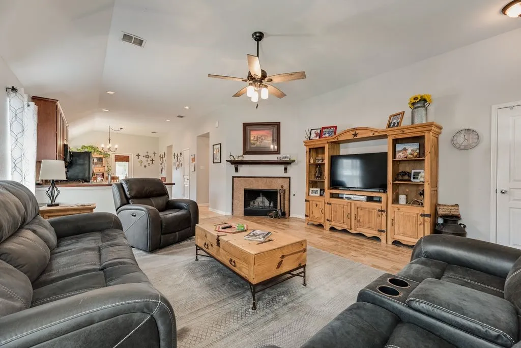Single Family Residence For Sale in Tarrant County , 13708 Trail Break Drive, Fort Worth, Texas 76052, 3 Bedroom, 2 Bathroom, 2 Garage spaces, 1,664 Sqft, built in 2005, mls#21296500, Real Estate Agent in Fort Worth, Homes For Sale in Tarrant county, Homes For Sale in Fort Worth, Realtor in Fort Worth Texas, Real Estate Brokerage Independent Realty Texas, Luminita Cordes Realtor