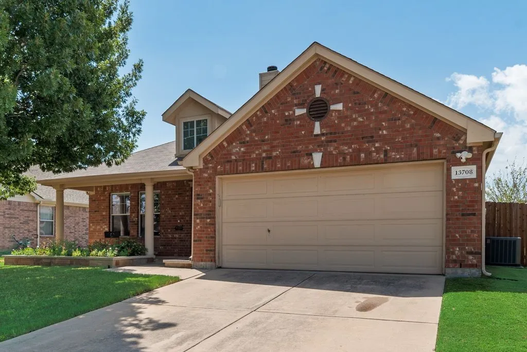 Single Family Residence For Sale in Tarrant County , 13708 Trail Break Drive, Fort Worth, Texas 76052, 3 Bedroom, 2 Bathroom, 2 Garage spaces, 1,664 Sqft, built in 2005, mls#21296500, Real Estate Agent in Fort Worth, Homes For Sale in Tarrant county, Homes For Sale in Fort Worth, Realtor in Fort Worth Texas, Real Estate Brokerage Independent Realty Texas, Luminita Cordes Realtor