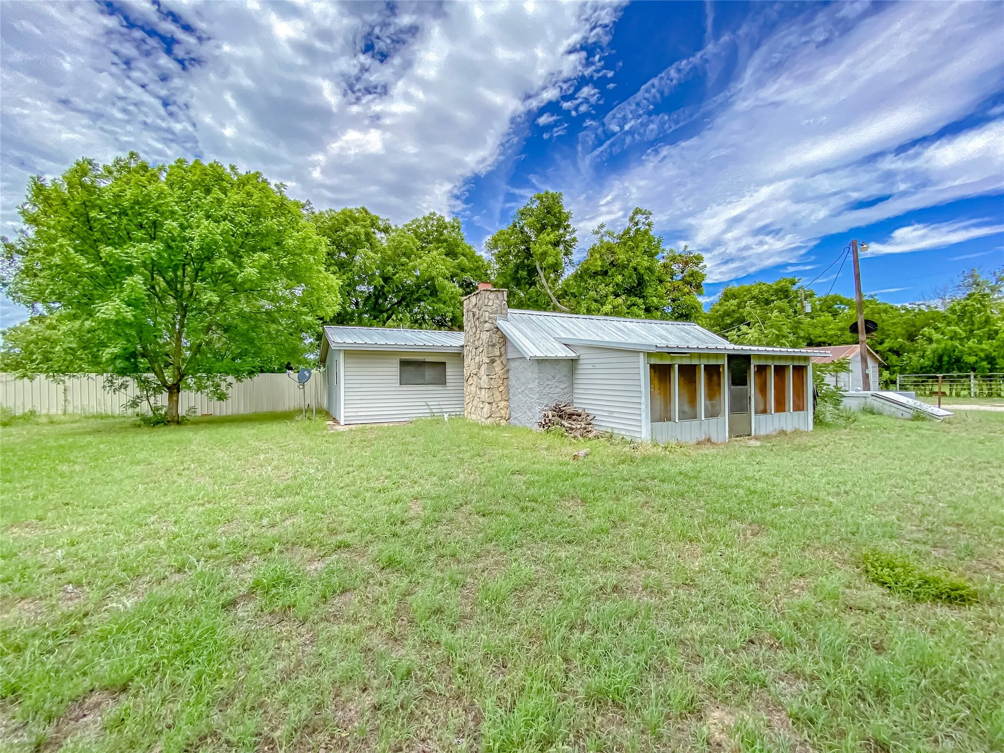 Single Family Residence For Sale in Callahan County , 510 Hamby Road, Clyde, Texas 79510, 3 Bedroom, 2 Bathroom, Garage spaces, 1,836 Sqft, built in 1940, mls#21295336, Real Estate Agent in Clyde, Homes For Sale in Callahan county, Homes For Sale in Clyde, Realtor in Clyde Texas, Real Estate Brokerage Independent Realty Texas, Luminita Cordes Realtor