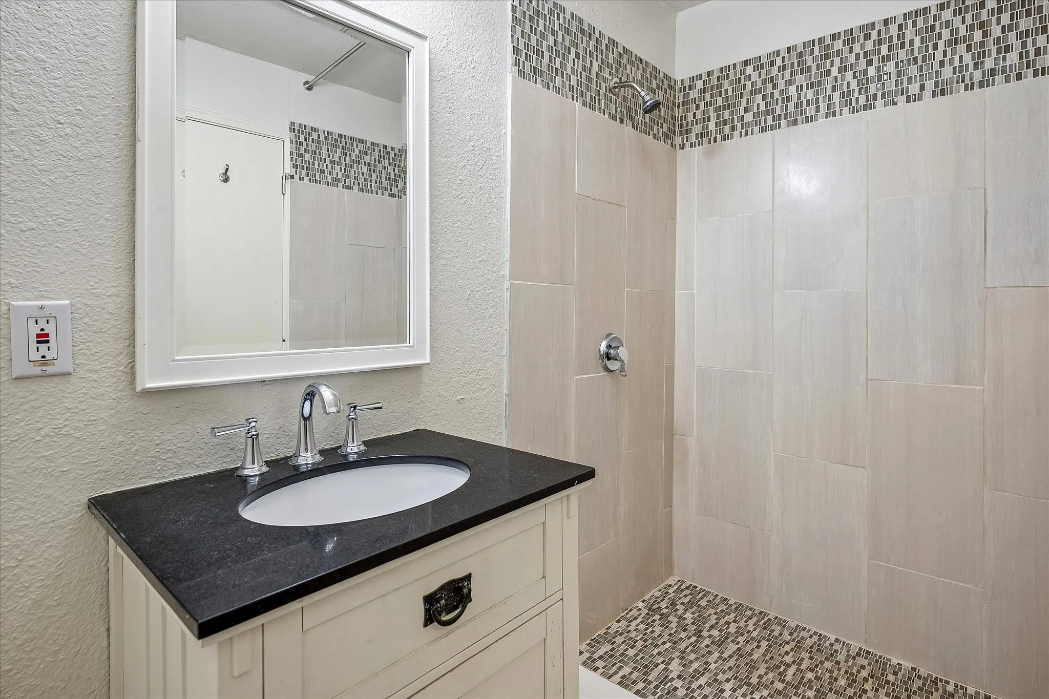 Single Family Residence For Sale in Tarrant County , 108 Reaves Lane, Hurst, Texas 76053, 4 Bedroom, 3 Bathroom, 2 Garage spaces, 2,250 Sqft, built in 1953, mls#21296204, Real Estate Agent in Hurst, Homes For Sale in Tarrant county, Homes For Sale in Hurst, Realtor in Hurst Texas, Real Estate Brokerage Independent Realty Texas, Luminita Cordes Realtor