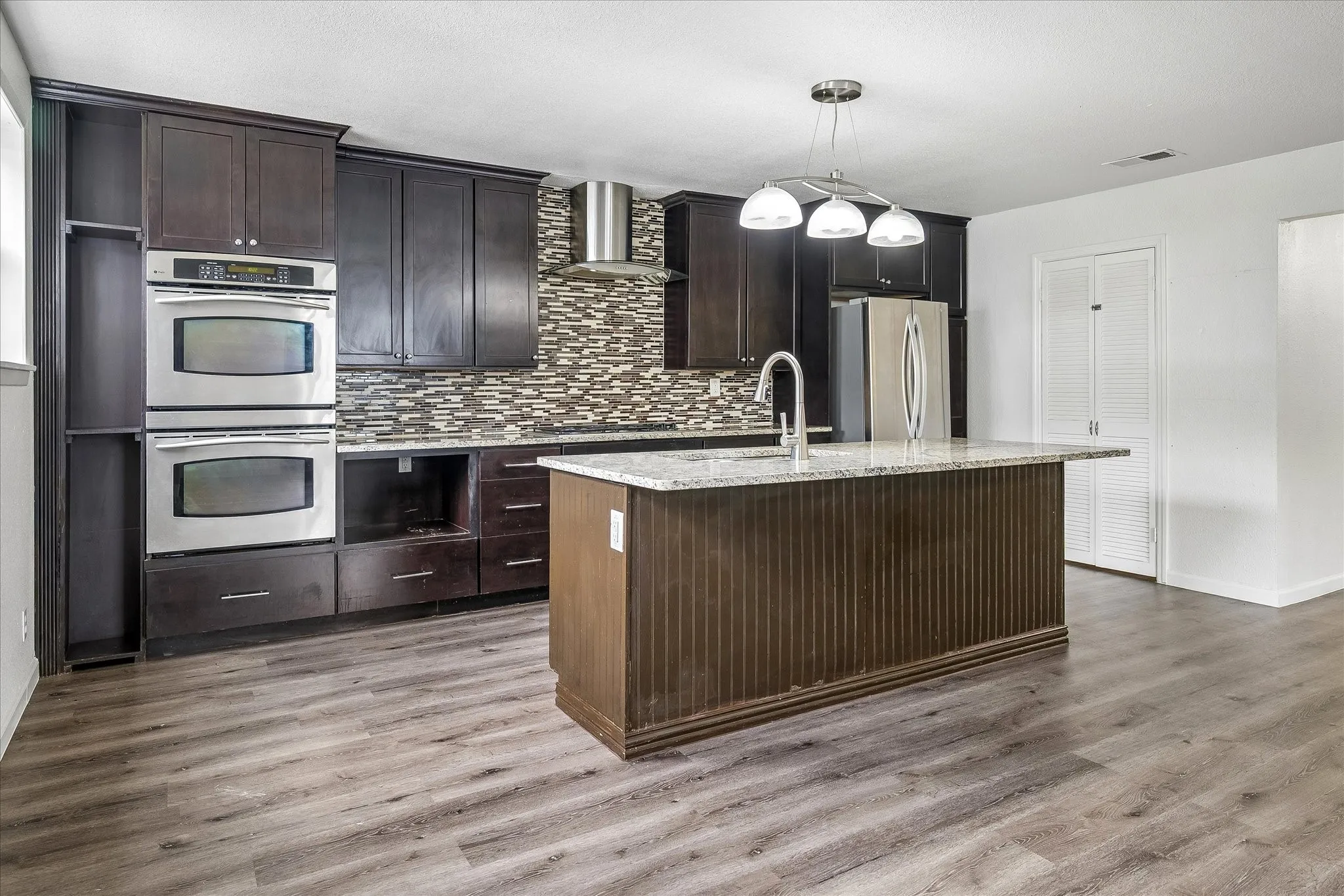 Double oven and great cabinet and counter space