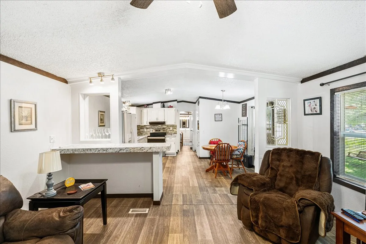 Single Family Residence For Sale in Hill County , 479 Live Oak Loop, Whitney, Texas 76692, 3 Bedroom, 2 Bathroom, Garage spaces, 1,248 Sqft, built in 1985, mls#21295889, Real Estate Agent in Whitney, Homes For Sale in Hill county, Homes For Sale in Whitney, Realtor in Whitney Texas, Real Estate Brokerage Independent Realty Texas, Luminita Cordes Realtor