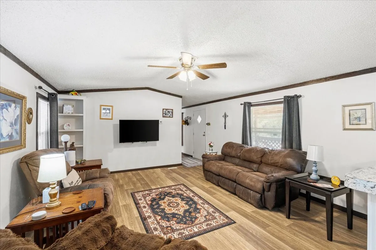 Single Family Residence For Sale in Hill County , 479 Live Oak Loop, Whitney, Texas 76692, 3 Bedroom, 2 Bathroom, Garage spaces, 1,248 Sqft, built in 1985, mls#21295889, Real Estate Agent in Whitney, Homes For Sale in Hill county, Homes For Sale in Whitney, Realtor in Whitney Texas, Real Estate Brokerage Independent Realty Texas, Luminita Cordes Realtor