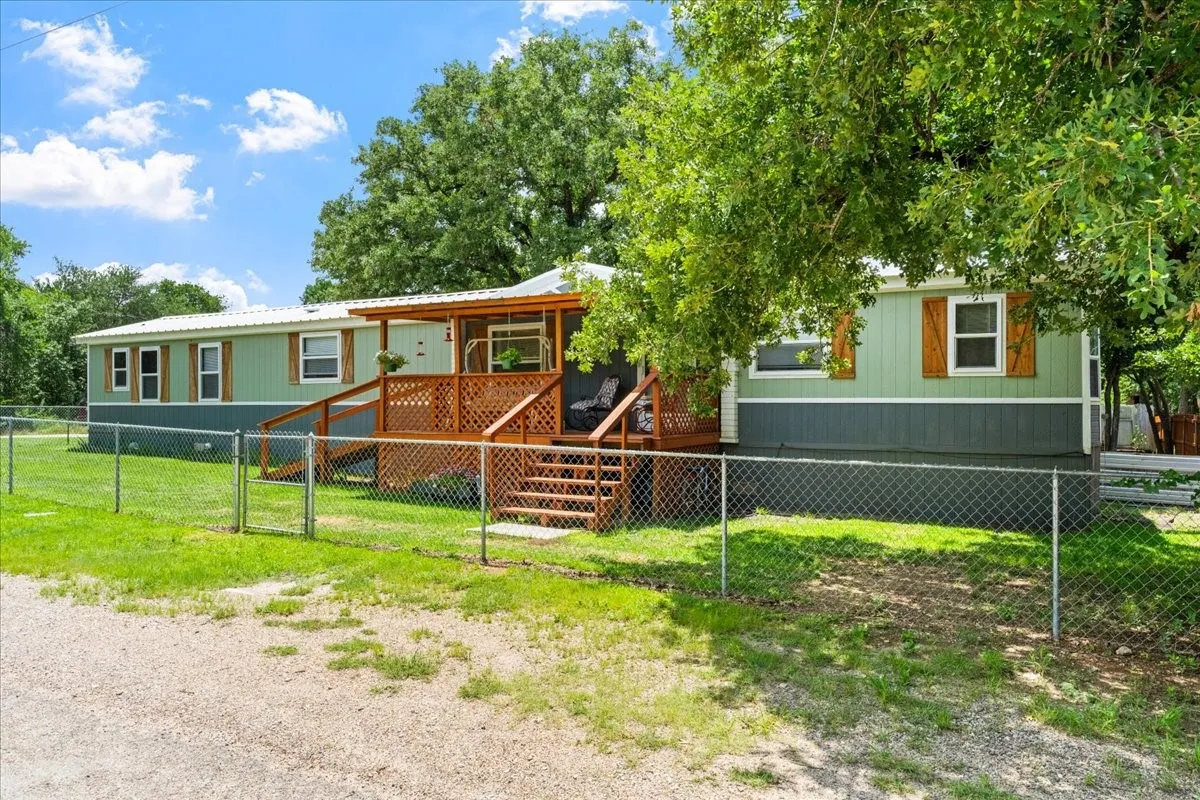 Single Family Residence For Sale in Hill County , 479 Live Oak Loop, Whitney, Texas 76692, 3 Bedroom, 2 Bathroom, Garage spaces, 1,248 Sqft, built in 1985, mls#21295889, Real Estate Agent in Whitney, Homes For Sale in Hill county, Homes For Sale in Whitney, Realtor in Whitney Texas, Real Estate Brokerage Independent Realty Texas, Luminita Cordes Realtor