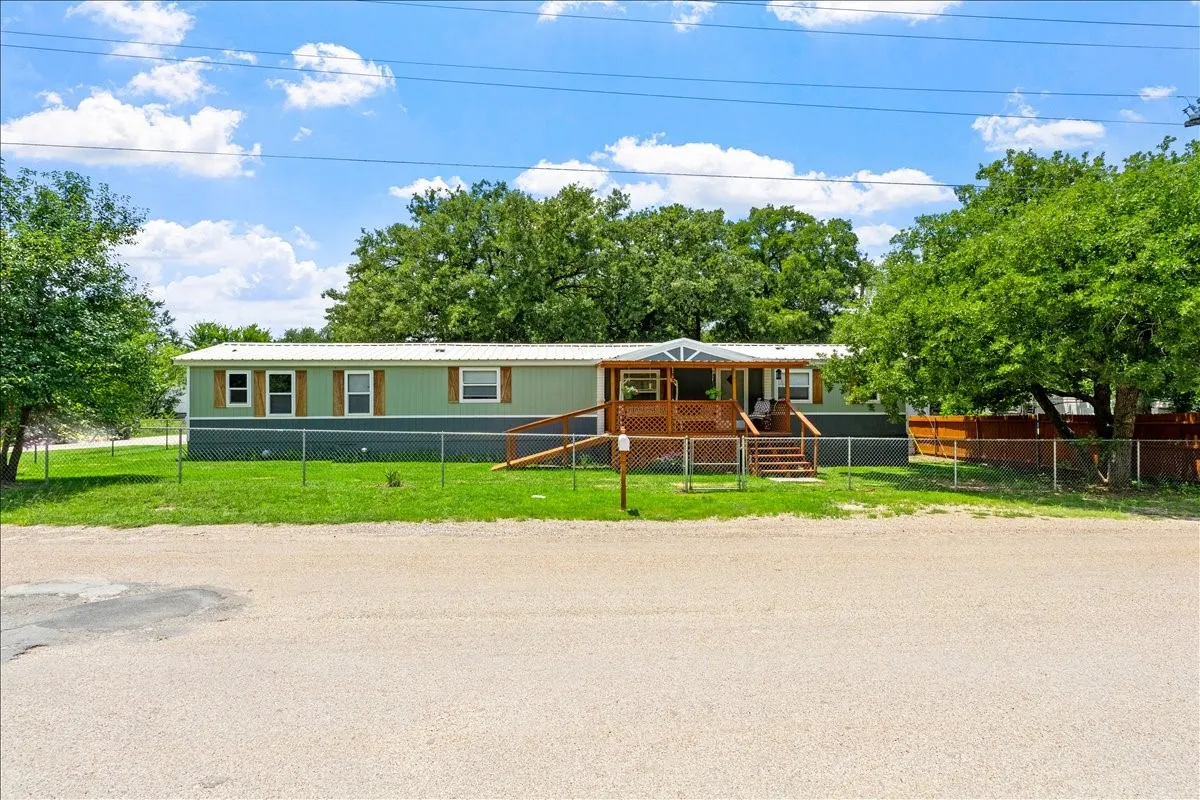 Single Family Residence For Sale in Hill County , 479 Live Oak Loop, Whitney, Texas 76692, 3 Bedroom, 2 Bathroom, Garage spaces, 1,248 Sqft, built in 1985, mls#21295889, Real Estate Agent in Whitney, Homes For Sale in Hill county, Homes For Sale in Whitney, Realtor in Whitney Texas, Real Estate Brokerage Independent Realty Texas, Luminita Cordes Realtor