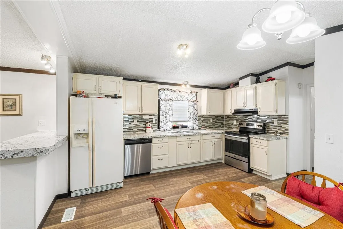 Single Family Residence For Sale in Hill County , 479 Live Oak Loop, Whitney, Texas 76692, 3 Bedroom, 2 Bathroom, Garage spaces, 1,248 Sqft, built in 1985, mls#21295889, Real Estate Agent in Whitney, Homes For Sale in Hill county, Homes For Sale in Whitney, Realtor in Whitney Texas, Real Estate Brokerage Independent Realty Texas, Luminita Cordes Realtor