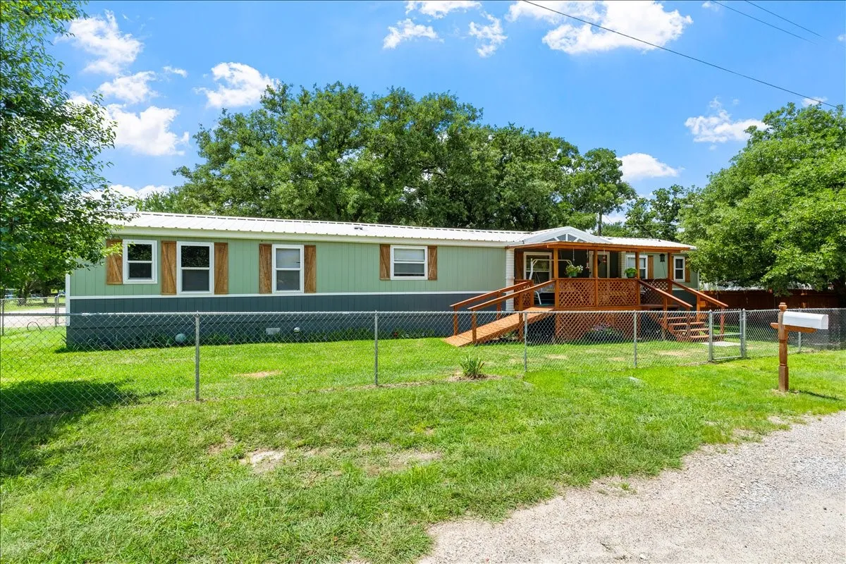 Single Family Residence For Sale in Hill County , 479 Live Oak Loop, Whitney, Texas 76692, 3 Bedroom, 2 Bathroom, Garage spaces, 1,248 Sqft, built in 1985, mls#21295889, Real Estate Agent in Whitney, Homes For Sale in Hill county, Homes For Sale in Whitney, Realtor in Whitney Texas, Real Estate Brokerage Independent Realty Texas, Luminita Cordes Realtor