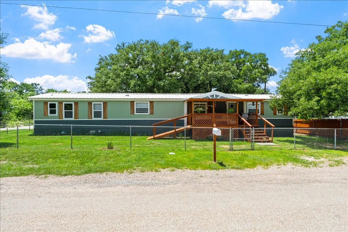 Single Family Residence For Sale in Hill County , 479 Live Oak Loop, Whitney, Texas 76692, 3 Bedroom, 2 Bathroom, Garage spaces, 1,248 Sqft, built in 1985, mls#21295889, Real Estate Agent in Whitney, Homes For Sale in Hill county, Homes For Sale in Whitney, Realtor in Whitney Texas, Real Estate Brokerage Independent Realty Texas, Luminita Cordes Realtor