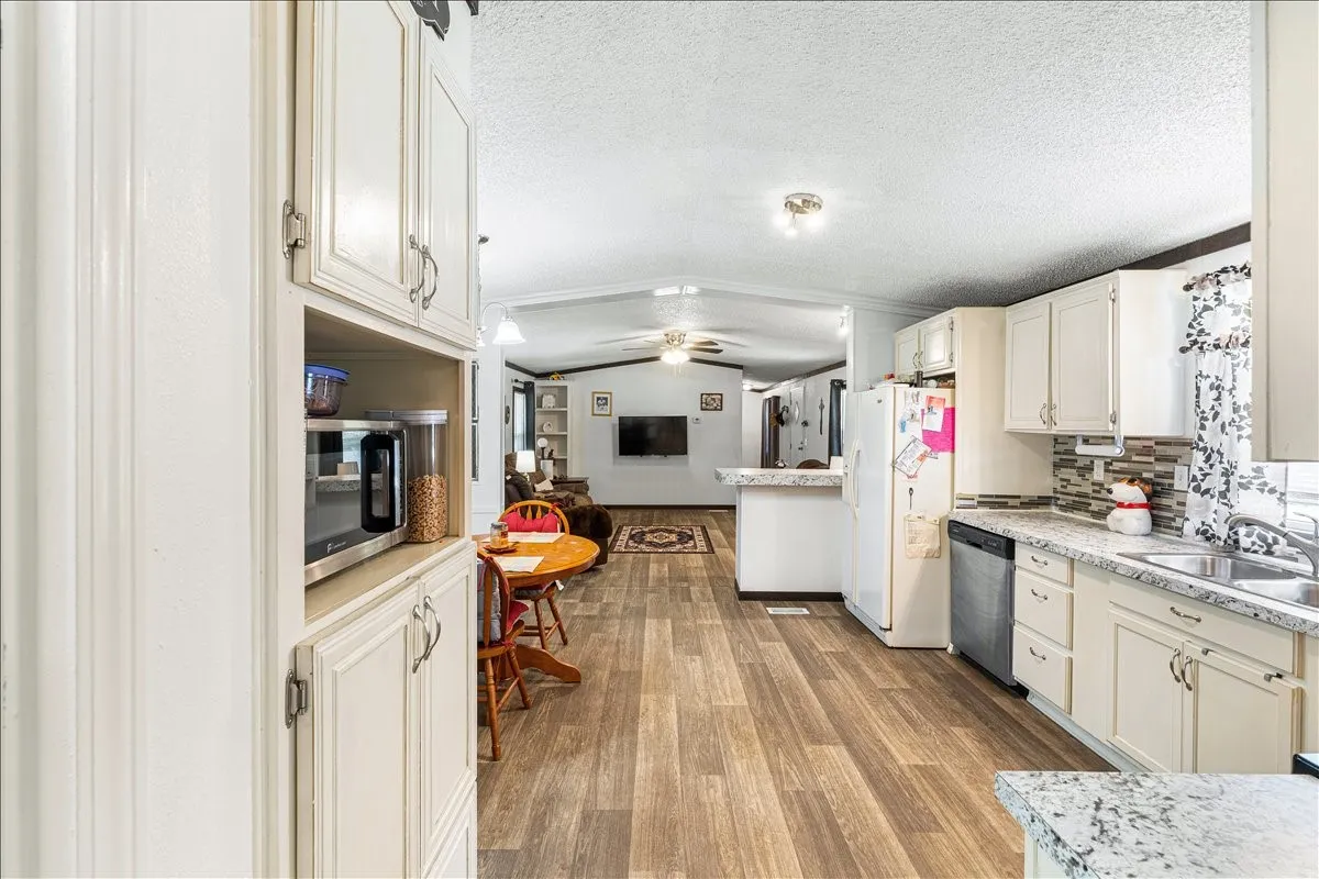 Single Family Residence For Sale in Hill County , 479 Live Oak Loop, Whitney, Texas 76692, 3 Bedroom, 2 Bathroom, Garage spaces, 1,248 Sqft, built in 1985, mls#21295889, Real Estate Agent in Whitney, Homes For Sale in Hill county, Homes For Sale in Whitney, Realtor in Whitney Texas, Real Estate Brokerage Independent Realty Texas, Luminita Cordes Realtor