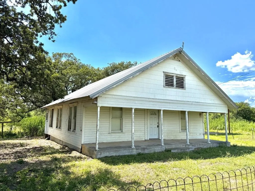 Single Family Residence For Sale in Falls County , TBD Cr 105a, Riesel, Texas 76682, 3 Bedroom, 1 Bathroom, Garage spaces, 1,386 Sqft, built in 1950, mls#21293348, Real Estate Agent in Riesel, Homes For Sale in Falls county, Homes For Sale in Riesel, Realtor in Riesel Texas, Real Estate Brokerage Independent Realty Texas, Luminita Cordes Realtor
