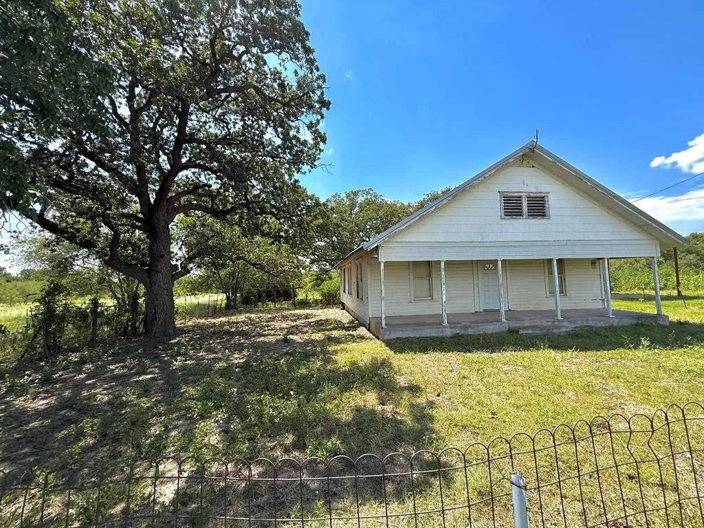 Single Family Residence For Sale in Falls County , TBD Cr 105a, Riesel, Texas 76682, 3 Bedroom, 1 Bathroom, Garage spaces, 1,386 Sqft, built in 1950, mls#21293348, Real Estate Agent in Riesel, Homes For Sale in Falls county, Homes For Sale in Riesel, Realtor in Riesel Texas, Real Estate Brokerage Independent Realty Texas, Luminita Cordes Realtor