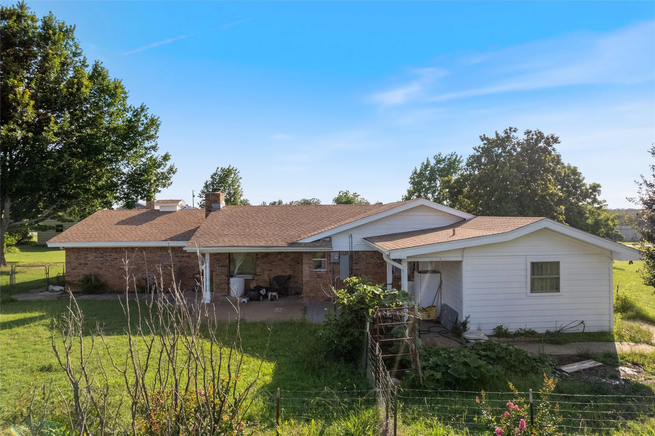 Single Family Residence For Sale in Erath County , 423 County Road 477 Road, Stephenville, Texas 76401, 4 Bedroom, 3 Bathroom, 2 Garage spaces, 1,900 Sqft, built in 1978, mls#21293954, Real Estate Agent in Stephenville, Homes For Sale in Erath county, Homes For Sale in Stephenville, Realtor in Stephenville Texas, Real Estate Brokerage Independent Realty Texas, Luminita Cordes Realtor