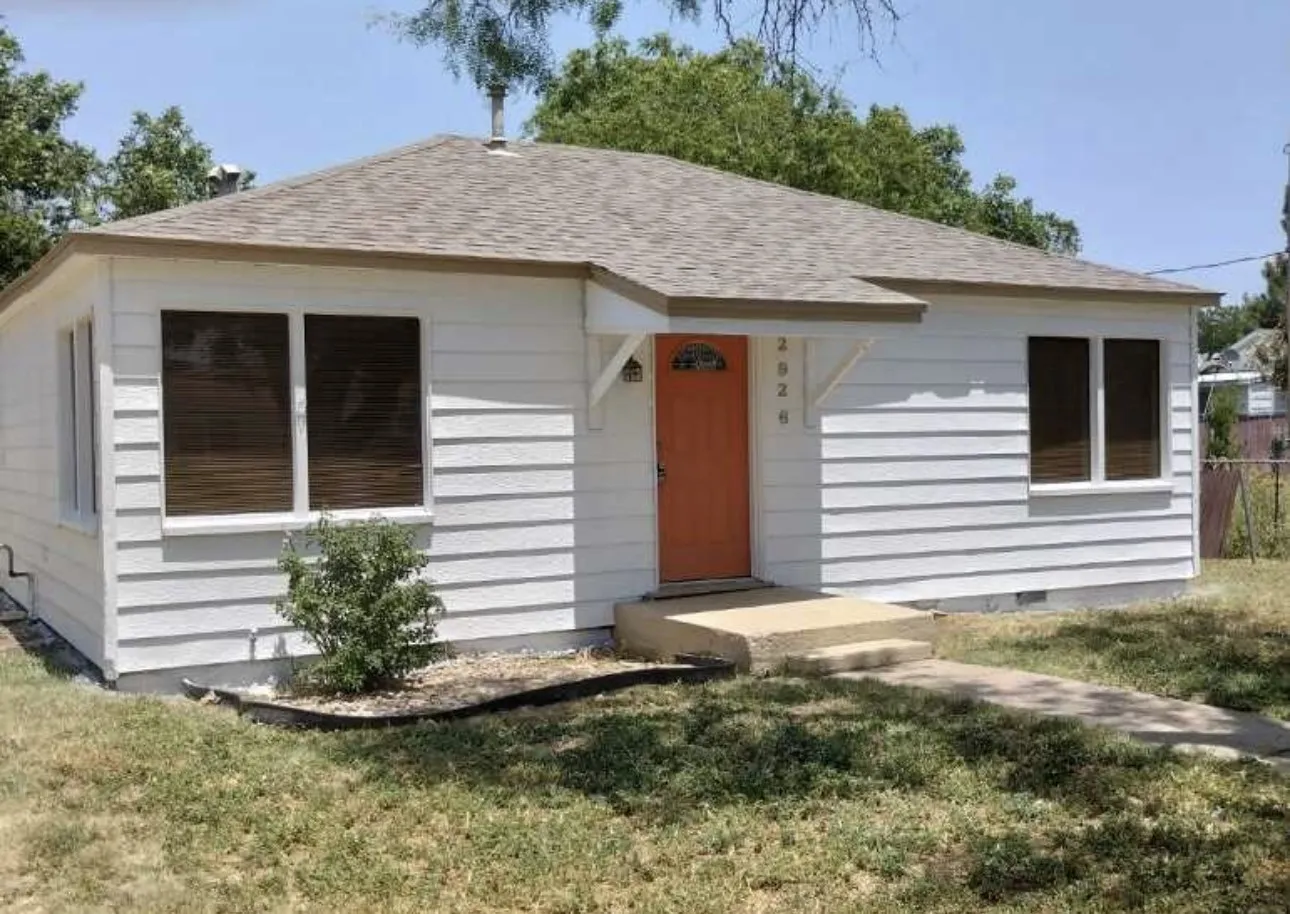 Single Family Residence For Rent in Taylor County , 2926 S 12th Street, Abilene, Texas 79605, 2 Bedroom, 1 Bathroom, Garage spaces, 840 Sqft, built in 1948, mls#21296677, Real Estate Agent in Abilene, Homes For Rent in Taylor county, Homes For Rent in Abilene, Realtor in Abilene Texas, Real Estate Brokerage Independent Realty Texas, Luminita Cordes Realtor