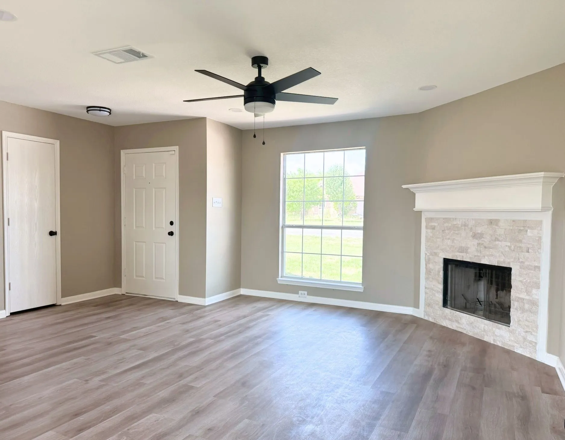 Single Family Residence For Sale in Hood County , 3000 Meandering Way, Granbury, Texas 76049, 3 Bedroom, 2 Bathroom, 2 Garage spaces, 1,191 Sqft, built in 2002, mls#21293389, Real Estate Agent in Granbury, Homes For Sale in Hood county, Homes For Sale in Granbury, Realtor in Granbury Texas, Real Estate Brokerage Independent Realty Texas, Luminita Cordes Realtor