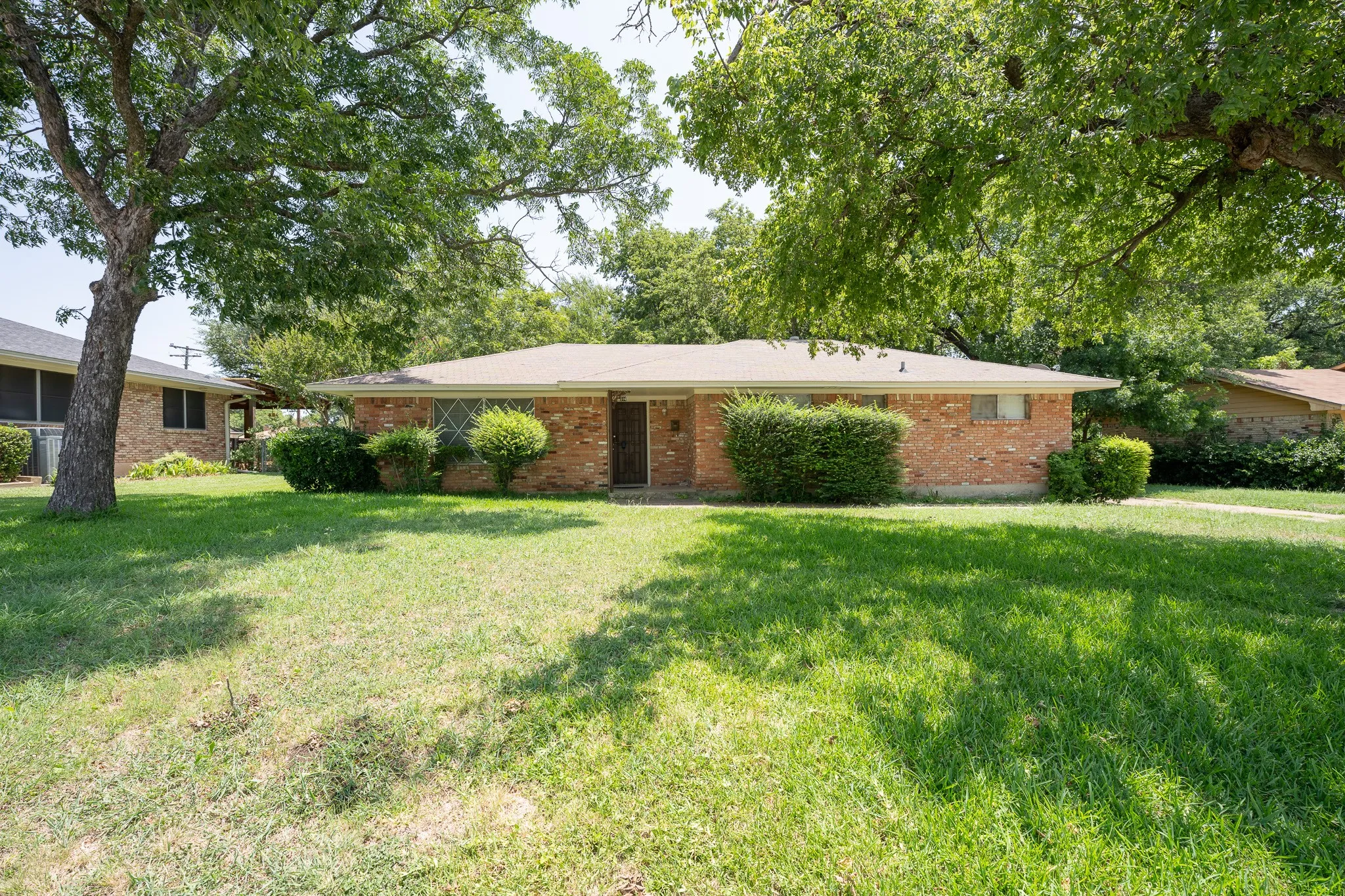 Single Family Residence For Rent in Dallas County , 614 N Young Boulevard, De Soto, Texas 75115, 3 Bedroom, 2 Bathroom, 2 Garage spaces, 1,709 Sqft, built in 1964, mls#21296703, Real Estate Agent in De Soto, Homes For Rent in Dallas county, Homes For Rent in De Soto, Realtor in De Soto Texas, Real Estate Brokerage Independent Realty Texas, Luminita Cordes Realtor