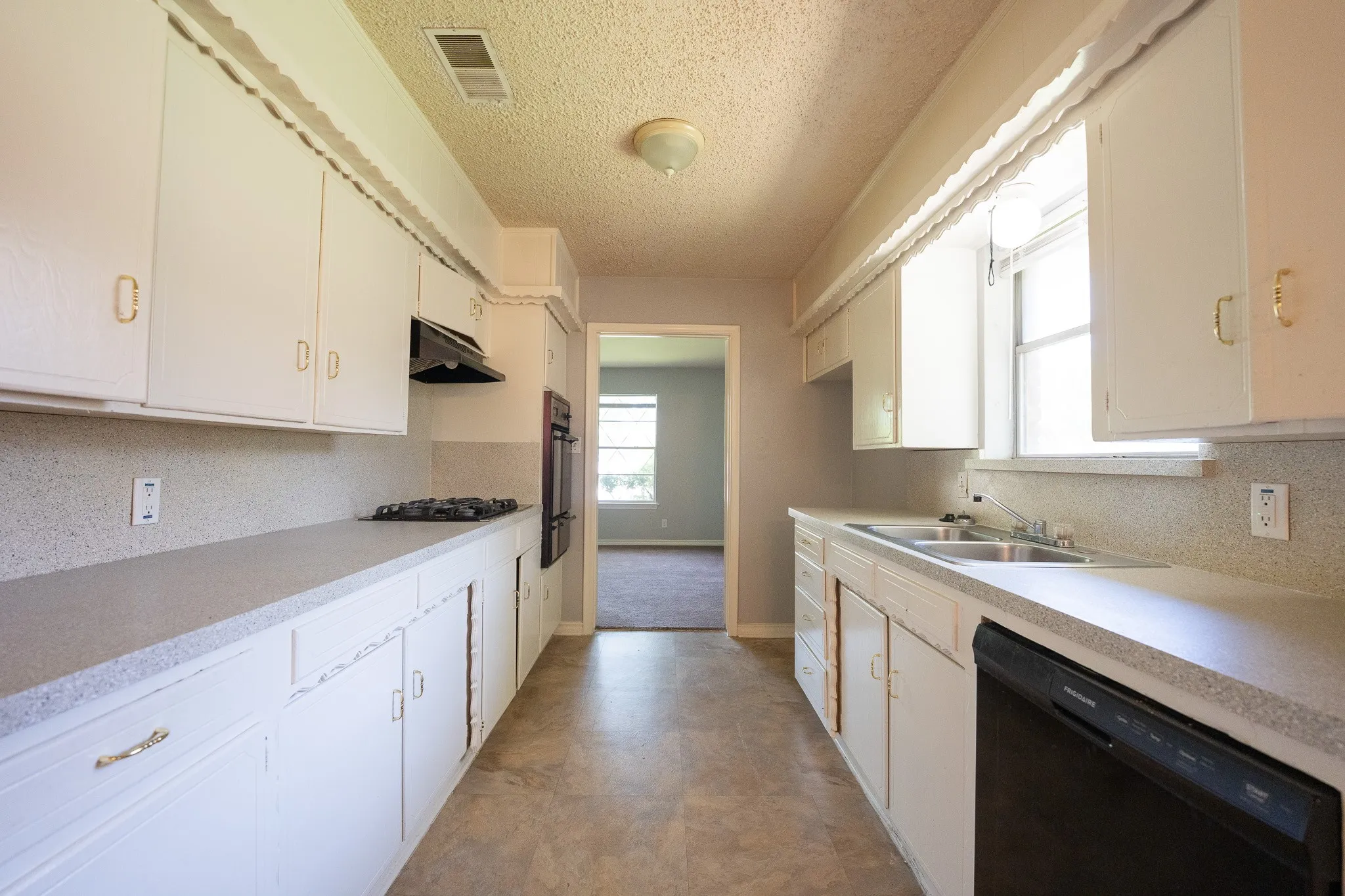 Single Family Residence For Rent in Dallas County , 614 N Young Boulevard, De Soto, Texas 75115, 3 Bedroom, 2 Bathroom, 2 Garage spaces, 1,709 Sqft, built in 1964, mls#21296703, Real Estate Agent in De Soto, Homes For Rent in Dallas county, Homes For Rent in De Soto, Realtor in De Soto Texas, Real Estate Brokerage Independent Realty Texas, Luminita Cordes Realtor