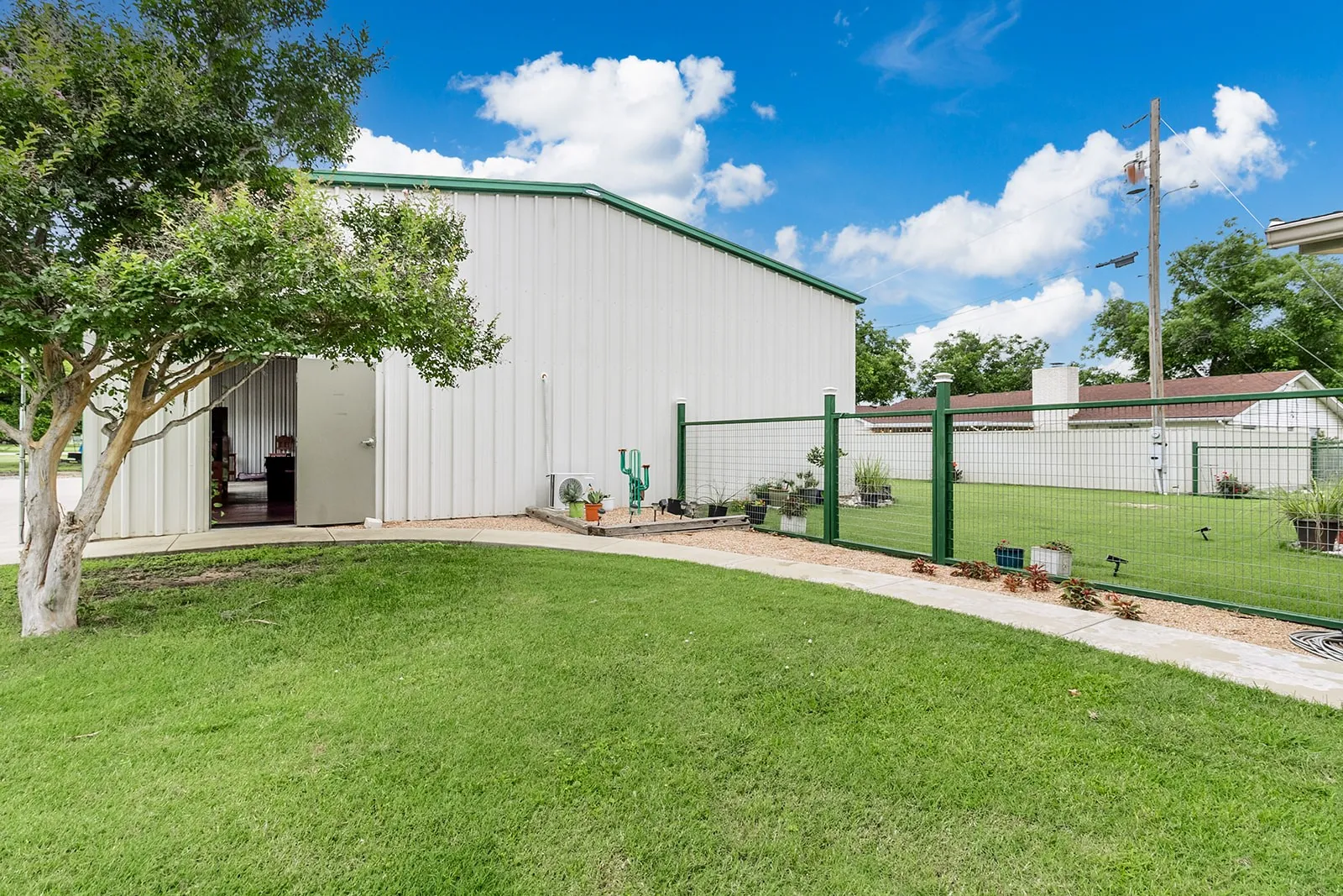Single Family Residence For Sale in Mc Culloch County , 307 E Loop Drive, Brady, Texas 76825, 2 Bedrooms, 2 Bathrooms, 2 Garage spaces, 1,131 Sqft, built in 1980, Price $410,000, mls#21292943, Real Estate Agent in Brady, Homes For Sale in Mc Culloch county, Homes For Sale in Brady, Realtor in Brady Texas, Real Estate Brokerage Independent Realty Texas, Luminita Cordes Realtor