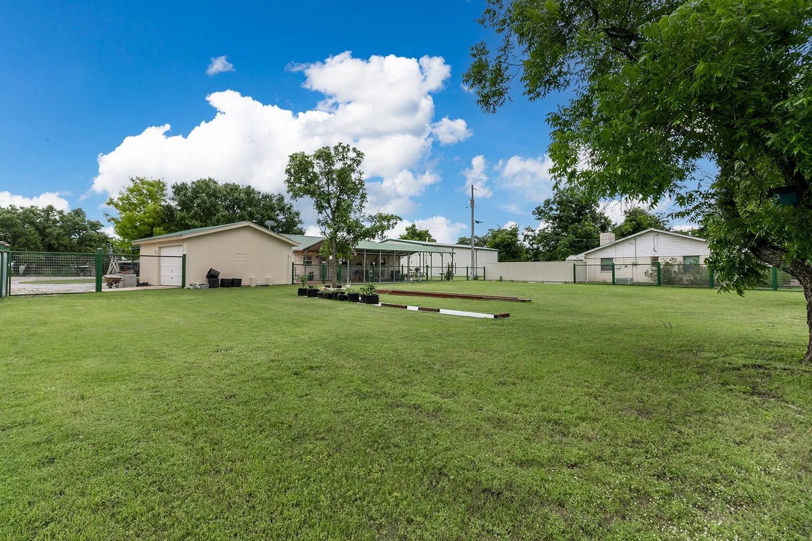 Single Family Residence For Sale in Mc Culloch County , 307 E Loop Drive, Brady, Texas 76825, 2 Bedrooms, 2 Bathrooms, 2 Garage spaces, 1,131 Sqft, built in 1980, Price $410,000, mls#21292943, Real Estate Agent in Brady, Homes For Sale in Mc Culloch county, Homes For Sale in Brady, Realtor in Brady Texas, Real Estate Brokerage Independent Realty Texas, Luminita Cordes Realtor