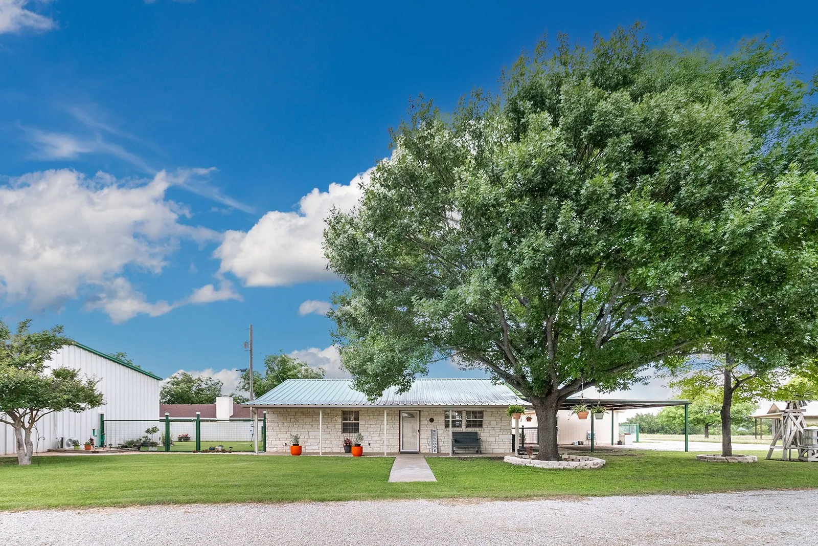 Single Family Residence For Sale in Mc Culloch County , 307 E Loop Drive, Brady, Texas 76825, 2 Bedrooms, 2 Bathrooms, 2 Garage spaces, 1,131 Sqft, built in 1980, Price $410,000, mls#21292943, Real Estate Agent in Brady, Homes For Sale in Mc Culloch county, Homes For Sale in Brady, Realtor in Brady Texas, Real Estate Brokerage Independent Realty Texas, Luminita Cordes Realtor
