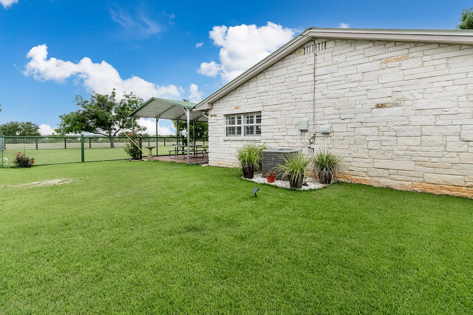 Single Family Residence For Sale in Mc Culloch County , 307 E Loop Drive, Brady, Texas 76825, 2 Bedrooms, 2 Bathrooms, 2 Garage spaces, 1,131 Sqft, built in 1980, Price $410,000, mls#21292943, Real Estate Agent in Brady, Homes For Sale in Mc Culloch county, Homes For Sale in Brady, Realtor in Brady Texas, Real Estate Brokerage Independent Realty Texas, Luminita Cordes Realtor