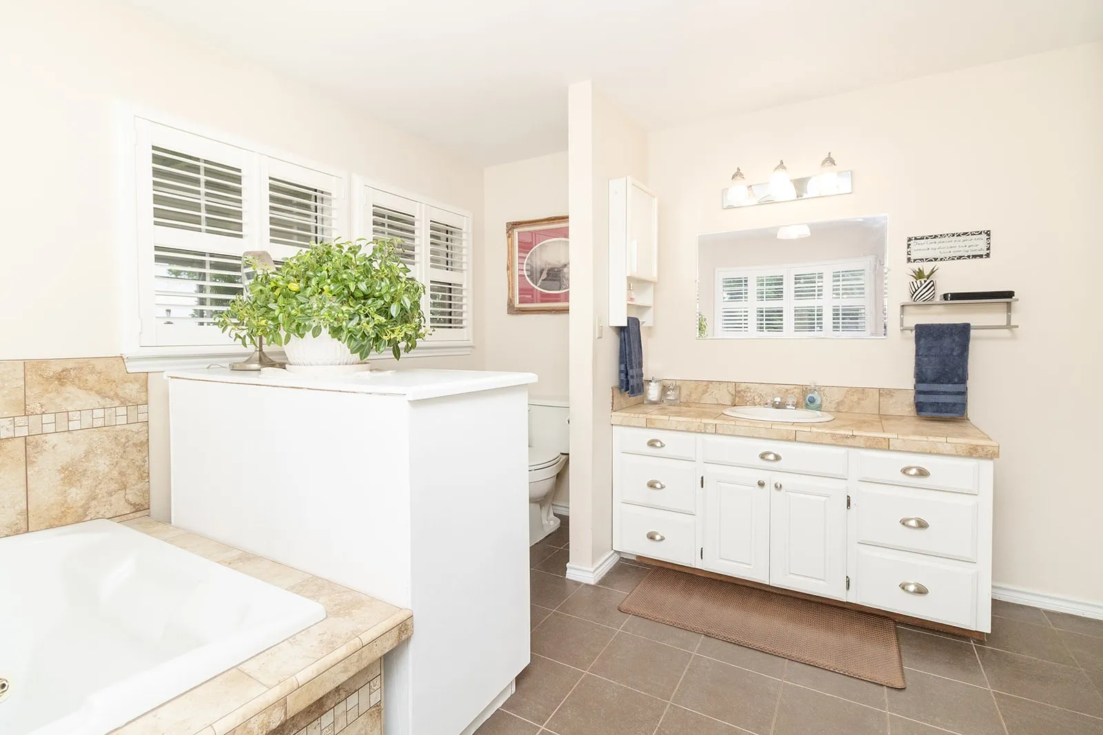Single Family Residence For Sale in Mc Culloch County , 307 E Loop Drive, Brady, Texas 76825, 2 Bedrooms, 2 Bathrooms, 2 Garage spaces, 1,131 Sqft, built in 1980, Price $410,000, mls#21292943, Real Estate Agent in Brady, Homes For Sale in Mc Culloch county, Homes For Sale in Brady, Realtor in Brady Texas, Real Estate Brokerage Independent Realty Texas, Luminita Cordes Realtor