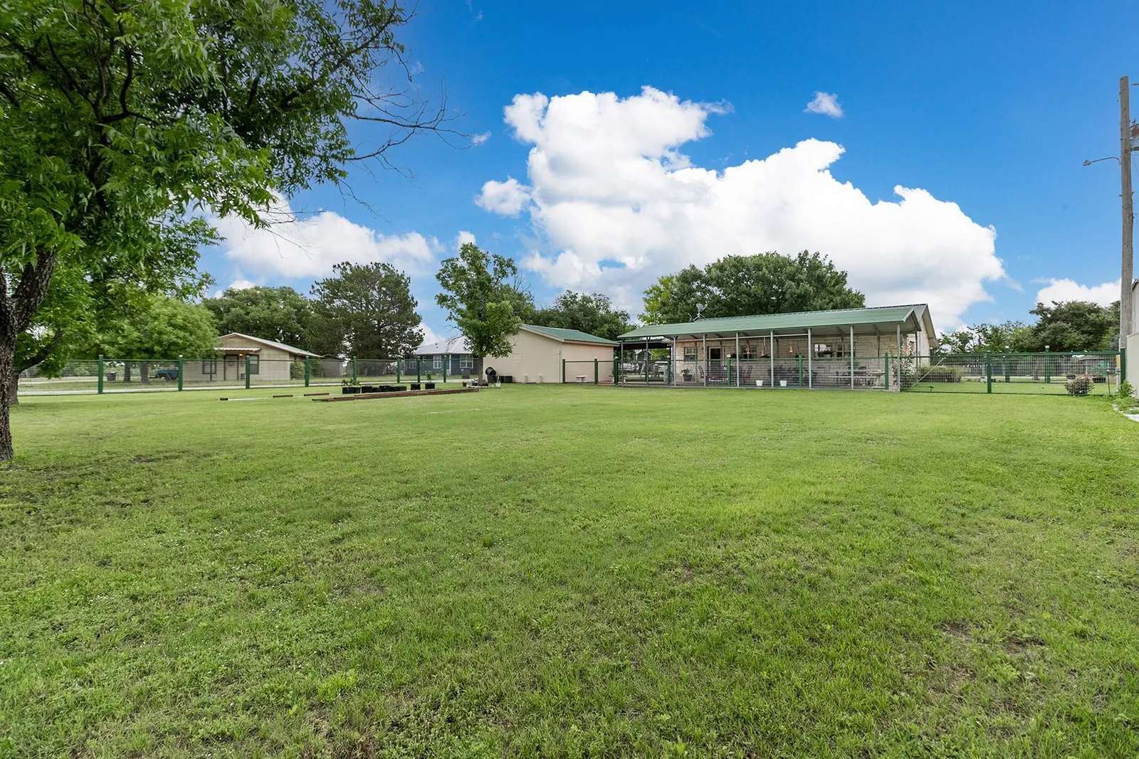 Single Family Residence For Sale in Mc Culloch County , 307 E Loop Drive, Brady, Texas 76825, 2 Bedrooms, 2 Bathrooms, 2 Garage spaces, 1,131 Sqft, built in 1980, Price $410,000, mls#21292943, Real Estate Agent in Brady, Homes For Sale in Mc Culloch county, Homes For Sale in Brady, Realtor in Brady Texas, Real Estate Brokerage Independent Realty Texas, Luminita Cordes Realtor