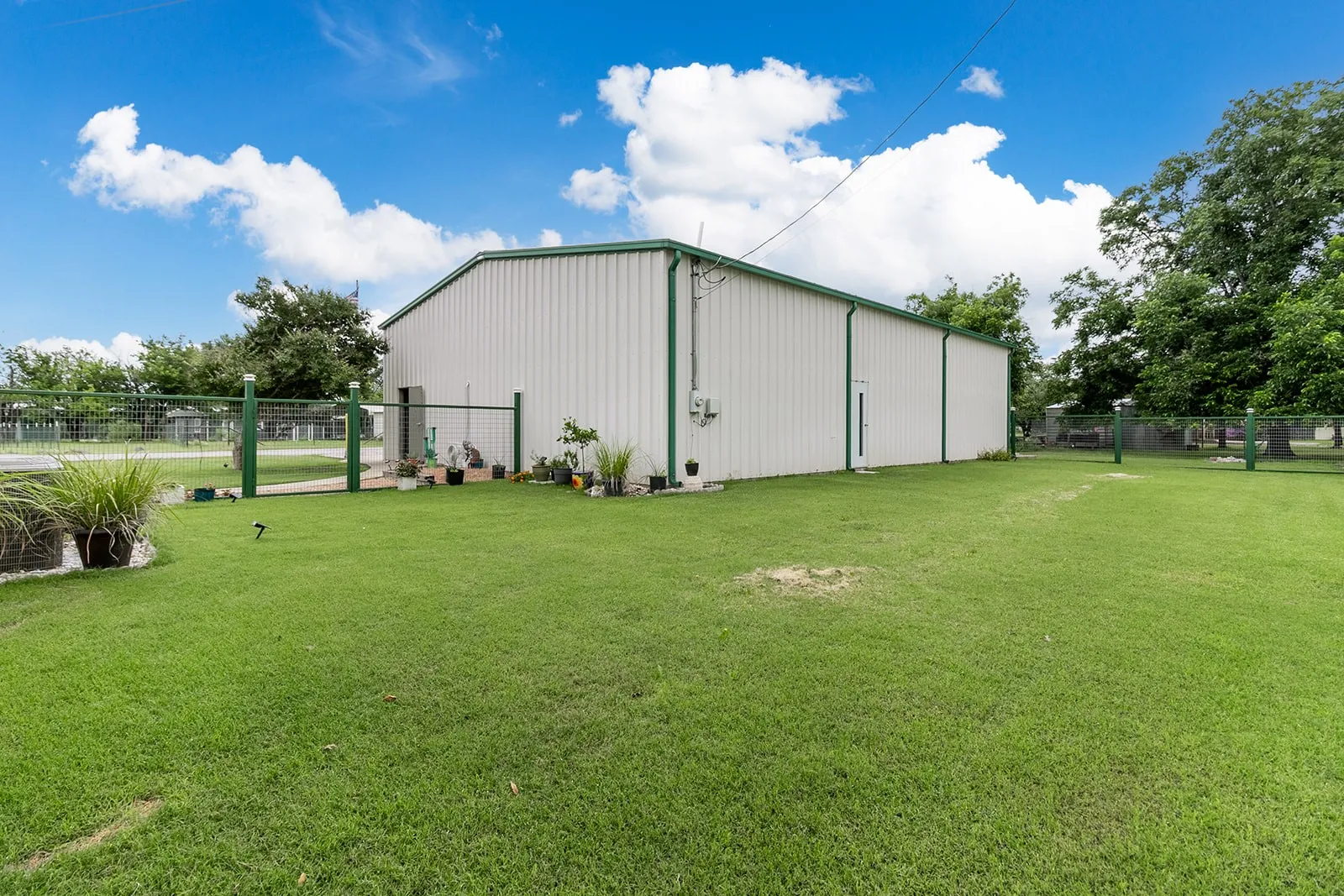 Single Family Residence For Sale in Mc Culloch County , 307 E Loop Drive, Brady, Texas 76825, 2 Bedrooms, 2 Bathrooms, 2 Garage spaces, 1,131 Sqft, built in 1980, Price $410,000, mls#21292943, Real Estate Agent in Brady, Homes For Sale in Mc Culloch county, Homes For Sale in Brady, Realtor in Brady Texas, Real Estate Brokerage Independent Realty Texas, Luminita Cordes Realtor