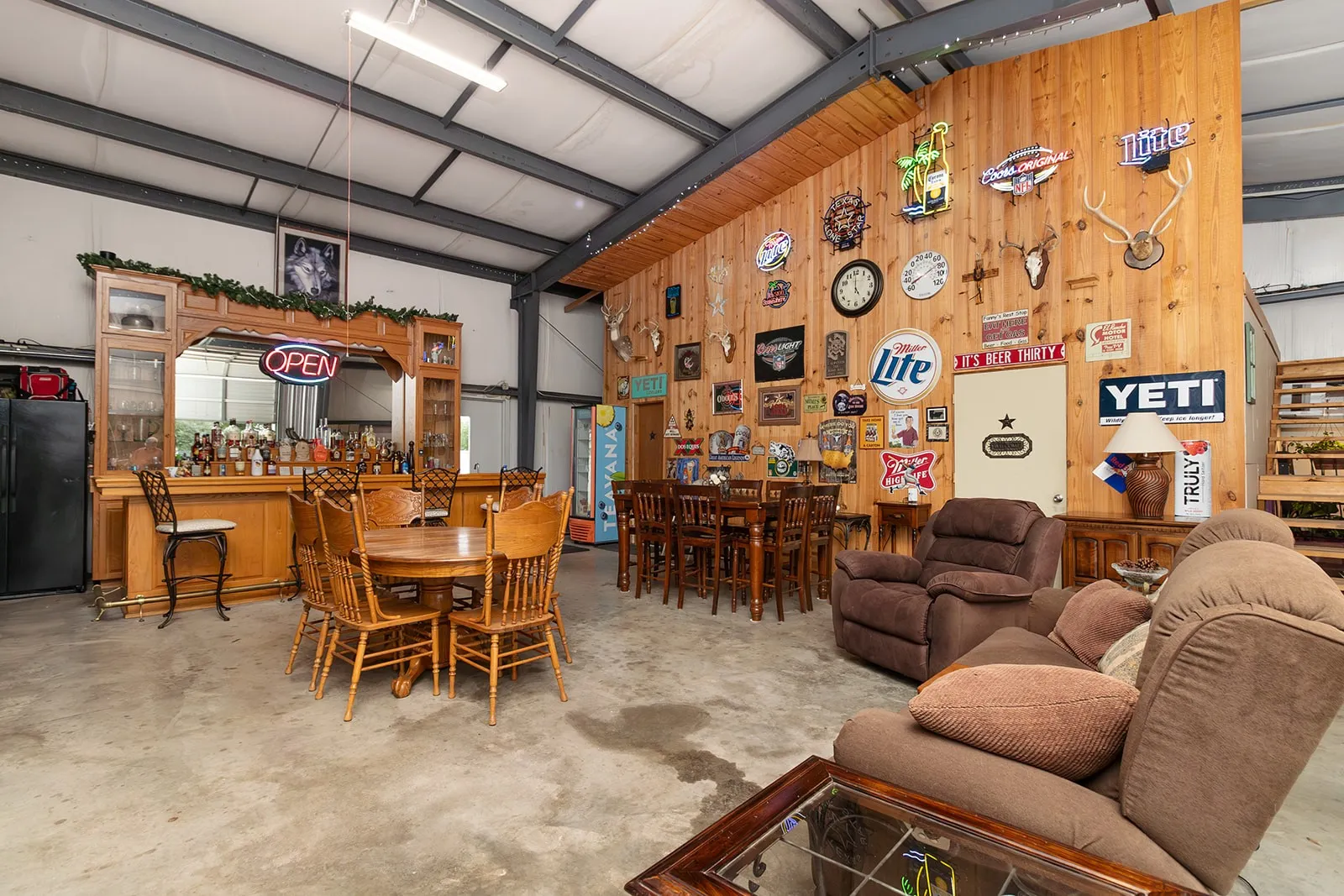 Single Family Residence For Sale in Mc Culloch County , 307 E Loop Drive, Brady, Texas 76825, 2 Bedrooms, 2 Bathrooms, 2 Garage spaces, 1,131 Sqft, built in 1980, Price $410,000, mls#21292943, Real Estate Agent in Brady, Homes For Sale in Mc Culloch county, Homes For Sale in Brady, Realtor in Brady Texas, Real Estate Brokerage Independent Realty Texas, Luminita Cordes Realtor