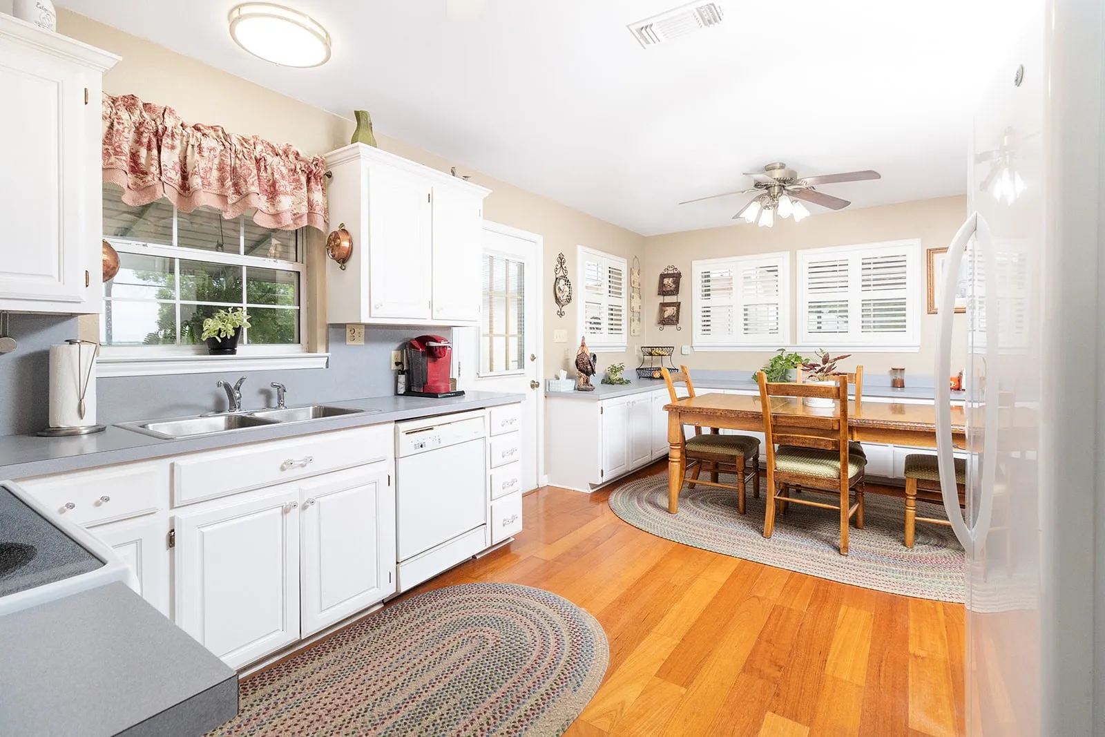 Single Family Residence For Sale in Mc Culloch County , 307 E Loop Drive, Brady, Texas 76825, 2 Bedrooms, 2 Bathrooms, 2 Garage spaces, 1,131 Sqft, built in 1980, Price $410,000, mls#21292943, Real Estate Agent in Brady, Homes For Sale in Mc Culloch county, Homes For Sale in Brady, Realtor in Brady Texas, Real Estate Brokerage Independent Realty Texas, Luminita Cordes Realtor