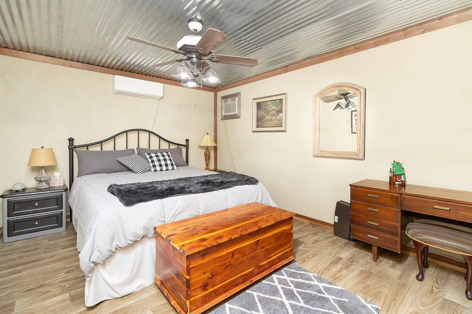 Single Family Residence For Sale in Mc Culloch County , 307 E Loop Drive, Brady, Texas 76825, 2 Bedrooms, 2 Bathrooms, 2 Garage spaces, 1,131 Sqft, built in 1980, Price $410,000, mls#21292943, Real Estate Agent in Brady, Homes For Sale in Mc Culloch county, Homes For Sale in Brady, Realtor in Brady Texas, Real Estate Brokerage Independent Realty Texas, Luminita Cordes Realtor