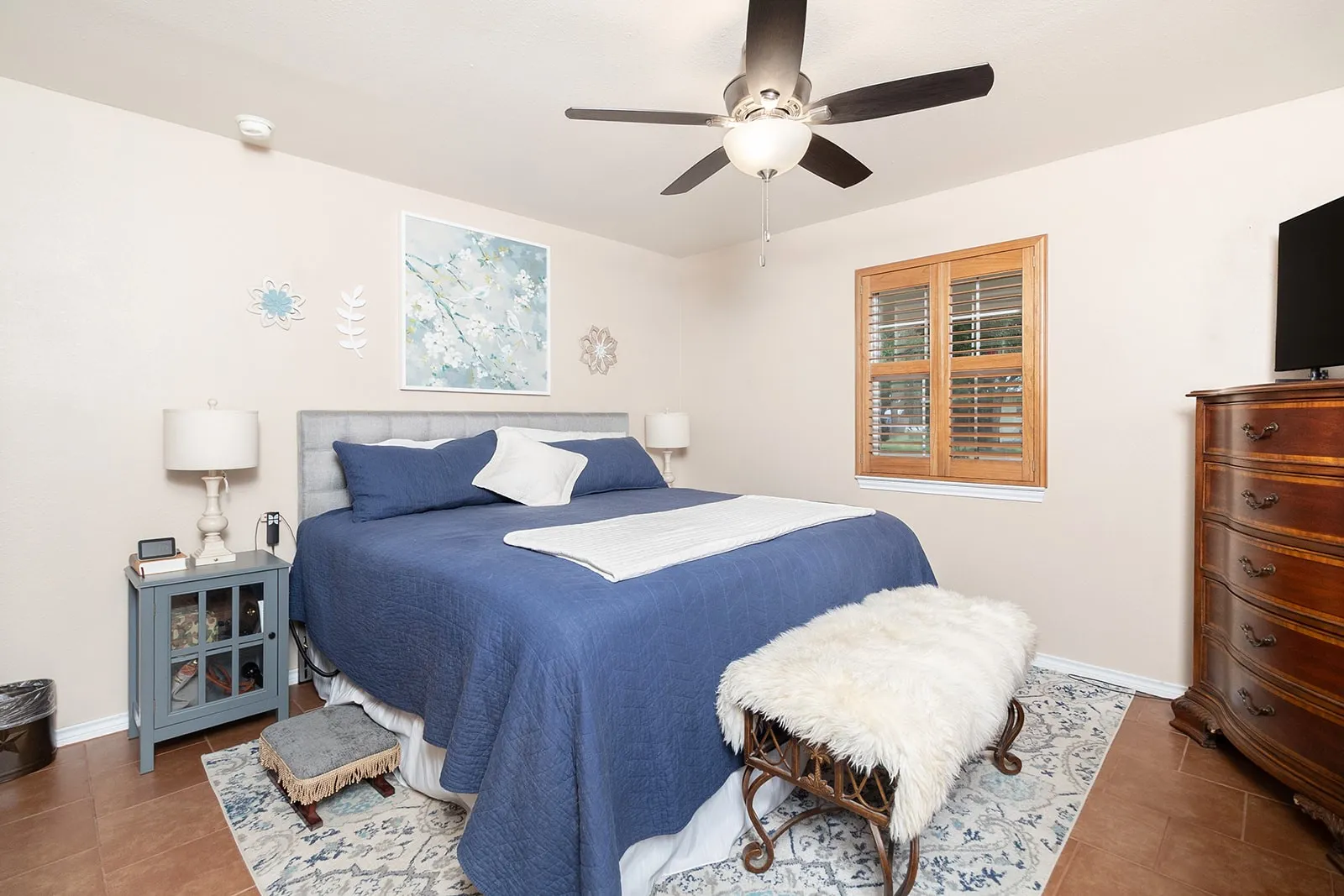Single Family Residence For Sale in Mc Culloch County , 307 E Loop Drive, Brady, Texas 76825, 2 Bedrooms, 2 Bathrooms, 2 Garage spaces, 1,131 Sqft, built in 1980, Price $410,000, mls#21292943, Real Estate Agent in Brady, Homes For Sale in Mc Culloch county, Homes For Sale in Brady, Realtor in Brady Texas, Real Estate Brokerage Independent Realty Texas, Luminita Cordes Realtor