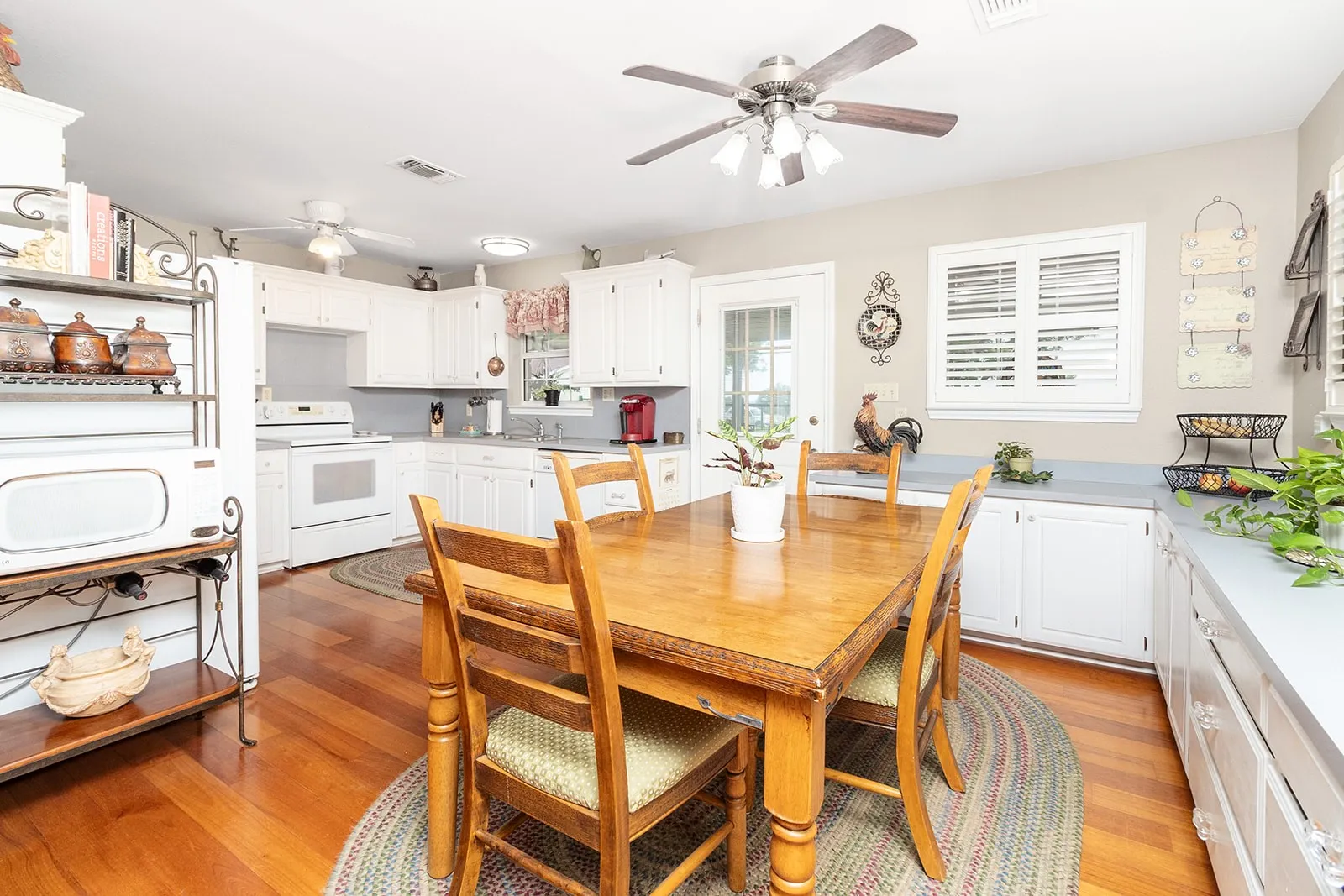 Single Family Residence For Sale in Mc Culloch County , 307 E Loop Drive, Brady, Texas 76825, 2 Bedrooms, 2 Bathrooms, 2 Garage spaces, 1,131 Sqft, built in 1980, Price $410,000, mls#21292943, Real Estate Agent in Brady, Homes For Sale in Mc Culloch county, Homes For Sale in Brady, Realtor in Brady Texas, Real Estate Brokerage Independent Realty Texas, Luminita Cordes Realtor