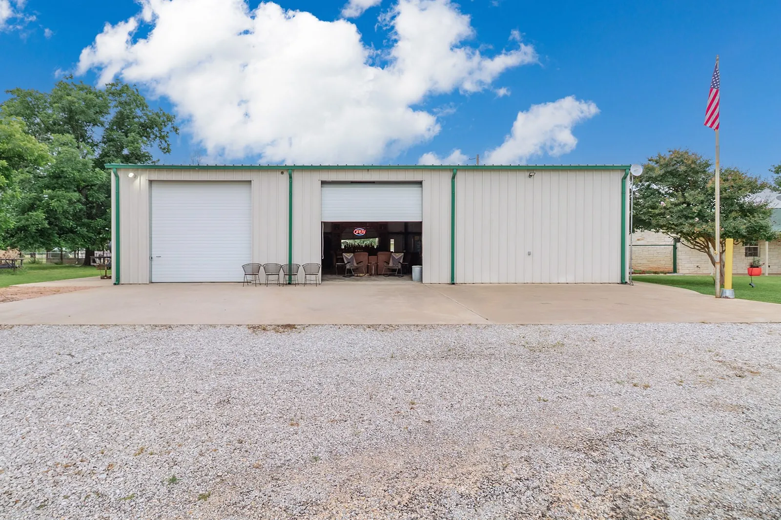 Single Family Residence For Sale in Mc Culloch County , 307 E Loop Drive, Brady, Texas 76825, 2 Bedrooms, 2 Bathrooms, 2 Garage spaces, 1,131 Sqft, built in 1980, Price $410,000, mls#21292943, Real Estate Agent in Brady, Homes For Sale in Mc Culloch county, Homes For Sale in Brady, Realtor in Brady Texas, Real Estate Brokerage Independent Realty Texas, Luminita Cordes Realtor